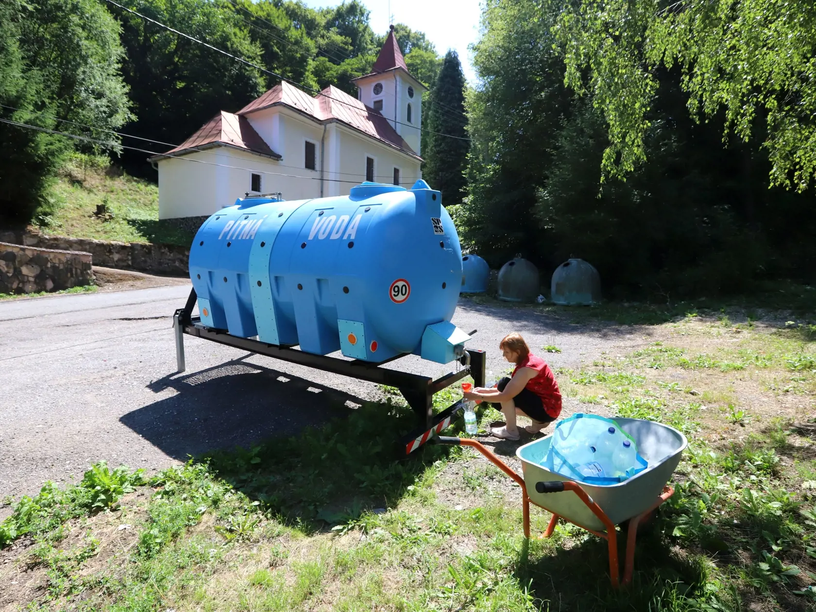 Už od polovice júla platí mimoriadna situácia v súvislosti so suchom a nedostatkom vody v mestskej časti Banskej Štiavnice Banky. Asi 80 obyvateľov s trvalým pobytom a tiež chalupárov zásobuje vodou cisternami Stredoslovenská vodárenská prevádzková spoločnosť. V tejto časti, ktorá je od mesta vzdialená niekoľko kilometrov, vyschla všetka voda v studniach a suchý je tiež potok, ktorý tade preteká. Na snímke žena si napĺňa fľaše z cisterny s pitnou vodou v mestskej časti Banskej Štiavnice Banky 5.