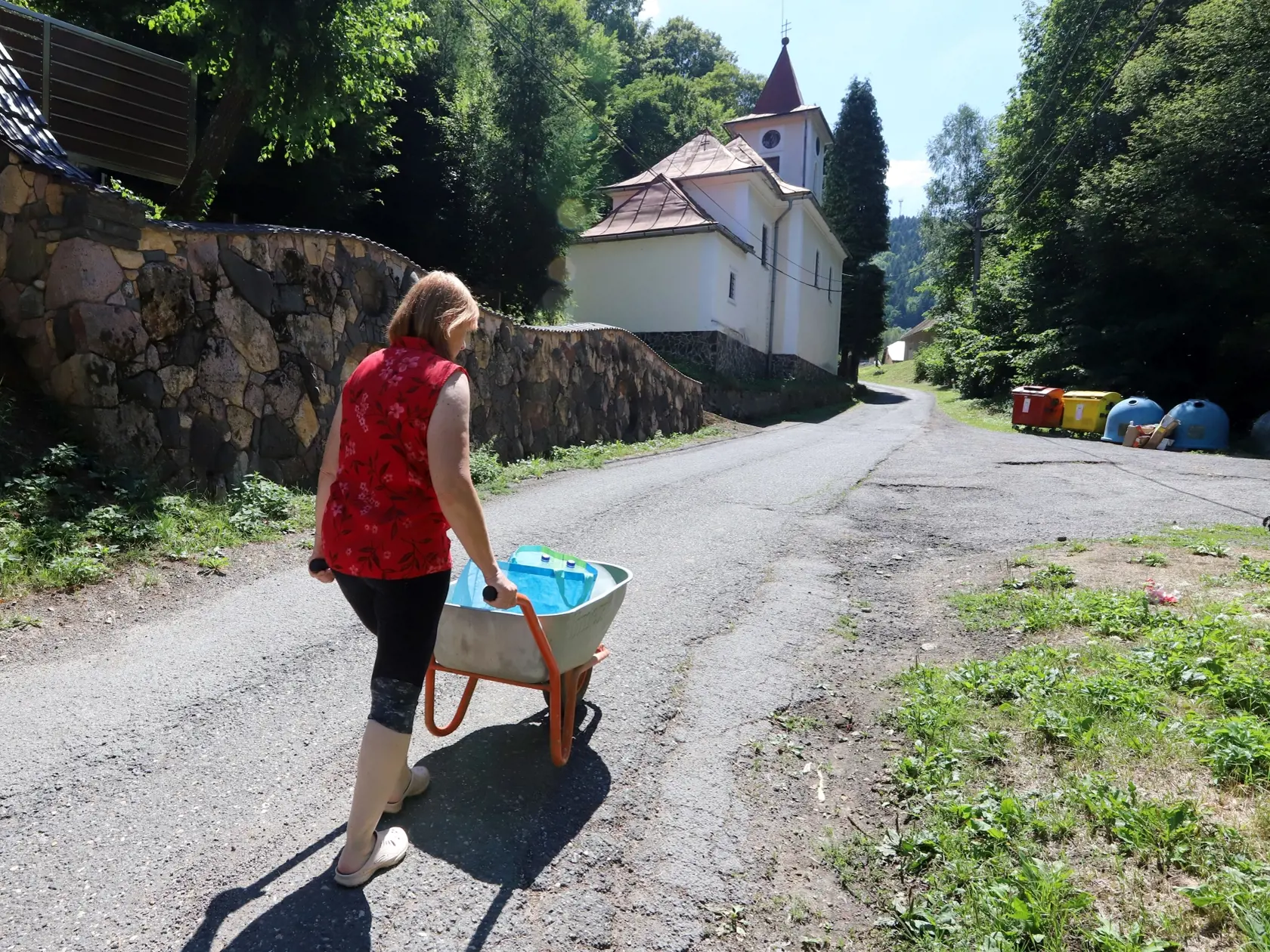 Už od polovice júla platí mimoriadna situácia v súvislosti so suchom a nedostatkom vody v mestskej časti Banskej Štiavnice Banky. Asi 80 obyvateľov s trvalým pobytom a tiež chalupárov zásobuje vodou cisternami Stredoslovenská vodárenská prevádzková spoločnosť. V tejto časti, ktorá je od mesta vzdialená niekoľko kilometrov, vyschla všetka voda v studniach a suchý je tiež potok, ktorý tade preteká. Na snímke žena tlačí fúrik s prázdnymi nádobami k cisterne s pitnou vodou v mestskej časti Banskej Š