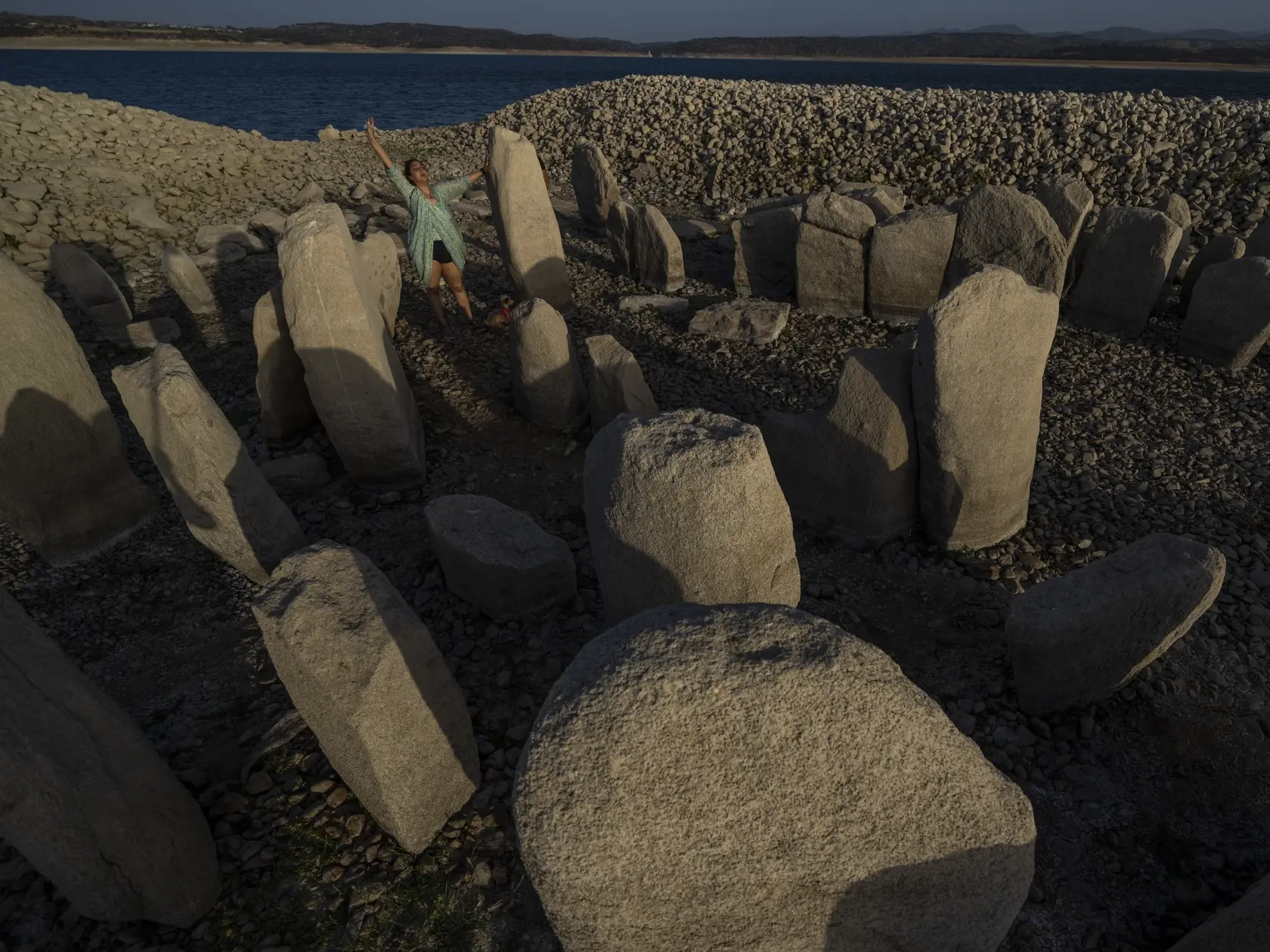 KK33 El Gordo - Na snímke 7000 rokov starý Dolmen de Guadalperal 13. augusta 2022 v španielskom El Gorde. Španielsko čelí mimoriadnemu suchu, čo stláča na historické minimá aj hladiny tamojších riek a vodných nádrží. Nedostatok vody po dlhých rokoch znovu odhalil 7.000 rokov starý Dolmen de Guadalperal. Za normálnych okolností ho ukrýva hladina nádrže Valdecanas na rieke Tajo. Megalitický unikát dostal prezývku španielsky Stonehenge. Nápadný kruh desiatok megalitických kameňov objavil nemecký ar