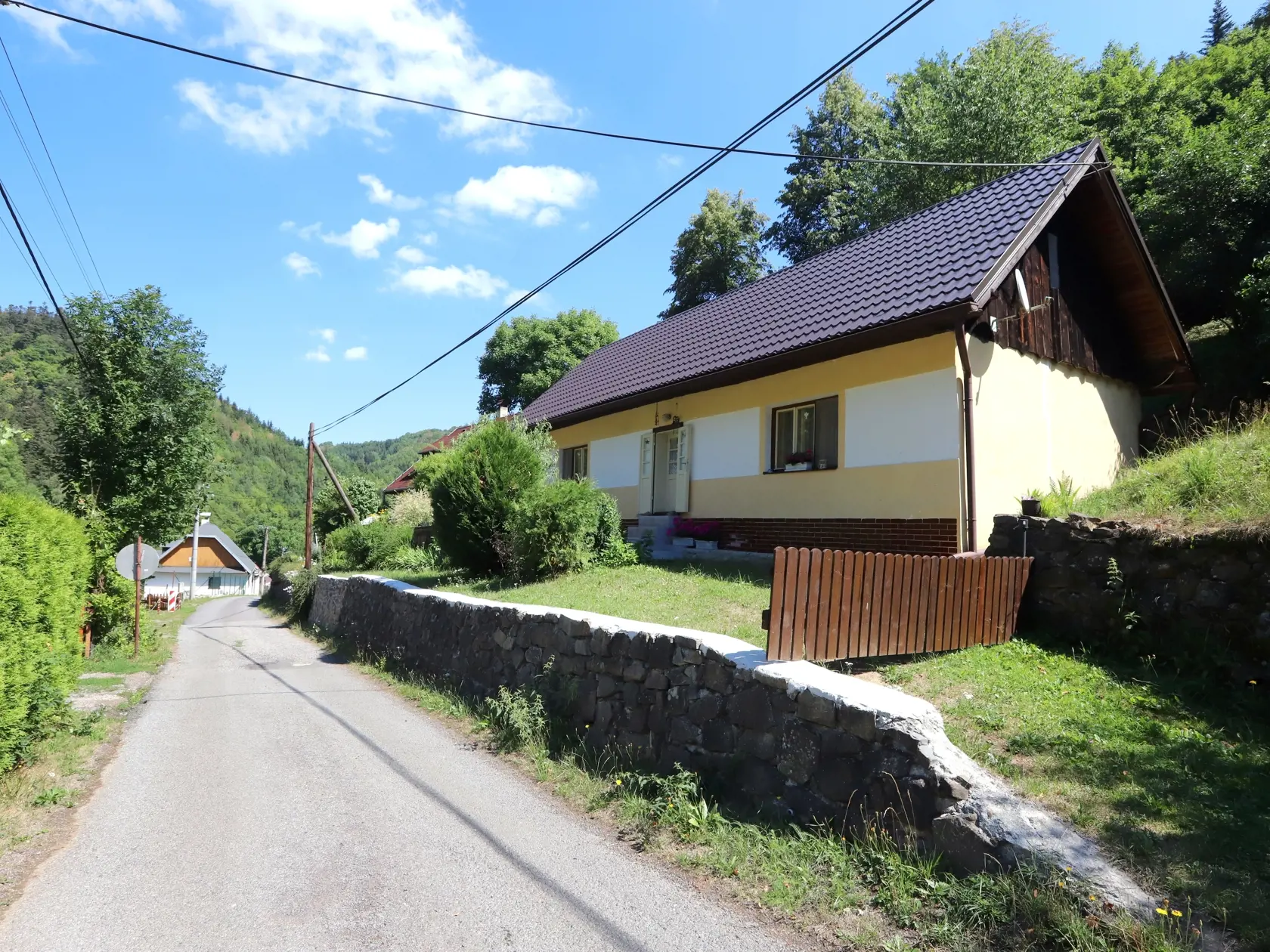Už od polovice júla platí mimoriadna situácia v súvislosti so suchom a nedostatkom vody v mestskej časti Banskej Štiavnice Banky. Asi 80 obyvateľov s trvalým pobytom a tiež chalupárov zásobuje vodou cisternami Stredoslovenská vodárenská prevádzková spoločnosť. V tejto časti, ktorá je od mesta vzdialená niekoľko kilometrov, vyschla všetka voda v studniach a suchý je tiež potok, ktorý tade preteká. Snímka z mestskej časti Banskej Štiavnice Banky 5. augusta 2022. FOTO TASR - Ján Krošlák 