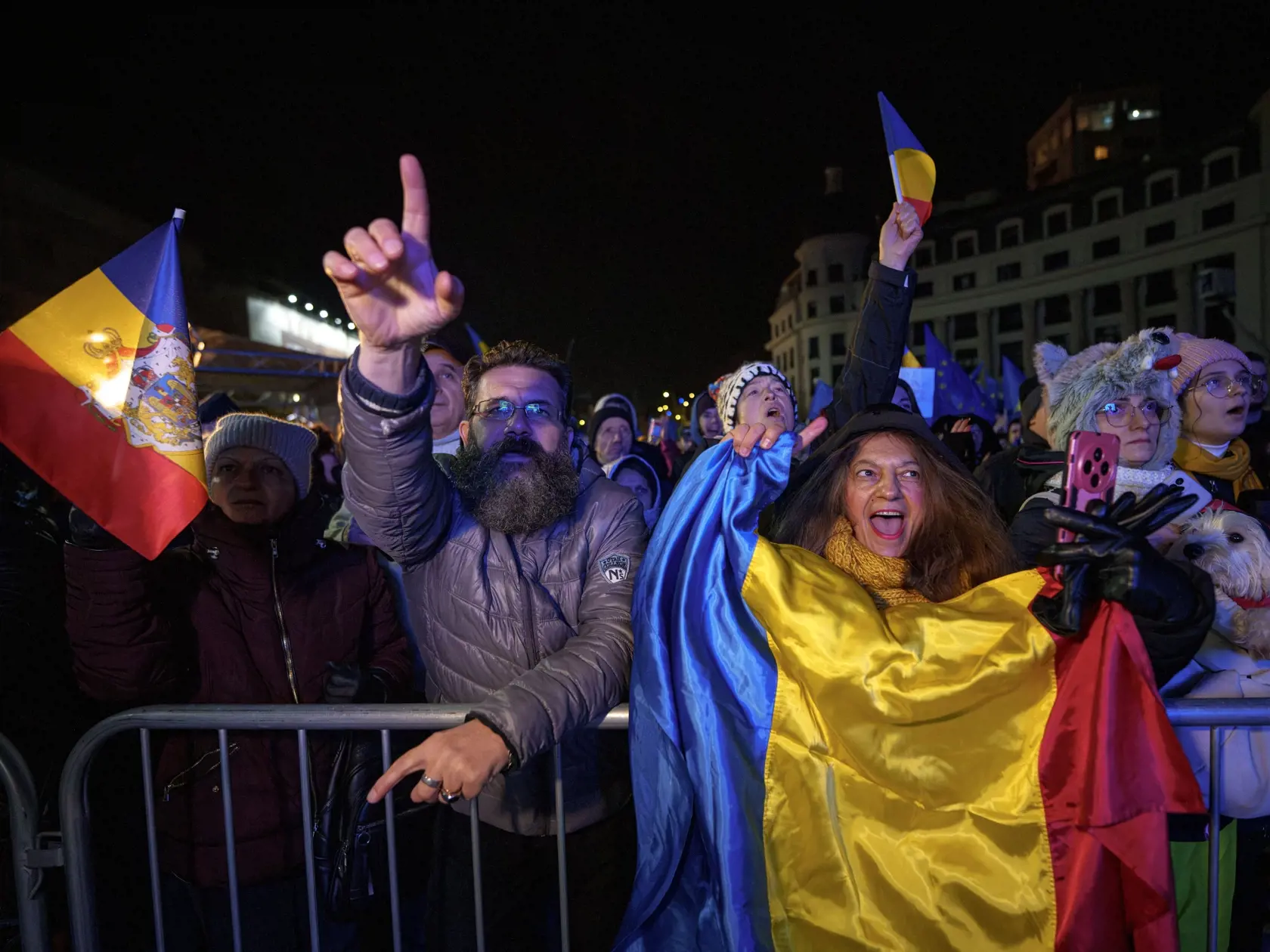 Ľudia vykrikujú slogany na proeurópskom zhromaždení pred 2. kolom prezidentských volieb v Bukurešti vo štvrtok 5. decembra 2024. Rumunský ústavný súd anuloval v piatok výsledky prvého kola prezidentských volieb. K takémuto rozhodnutiu dospel po tom, ako boli odtajnené dokumenty spravodajských služieb, z ktorých vyplýva, že Rusko viedlo na internete koordinovanú kampaň na podporu nezávislého krajne pravicového kandidáta Calina Georgesca, víťaza prvého kola volieb. Rozhodnutie súdu je konečné a znamená, že voľby sa musia zopakovať. V nedeľu sa pritom malo konať ich druhé kolo.