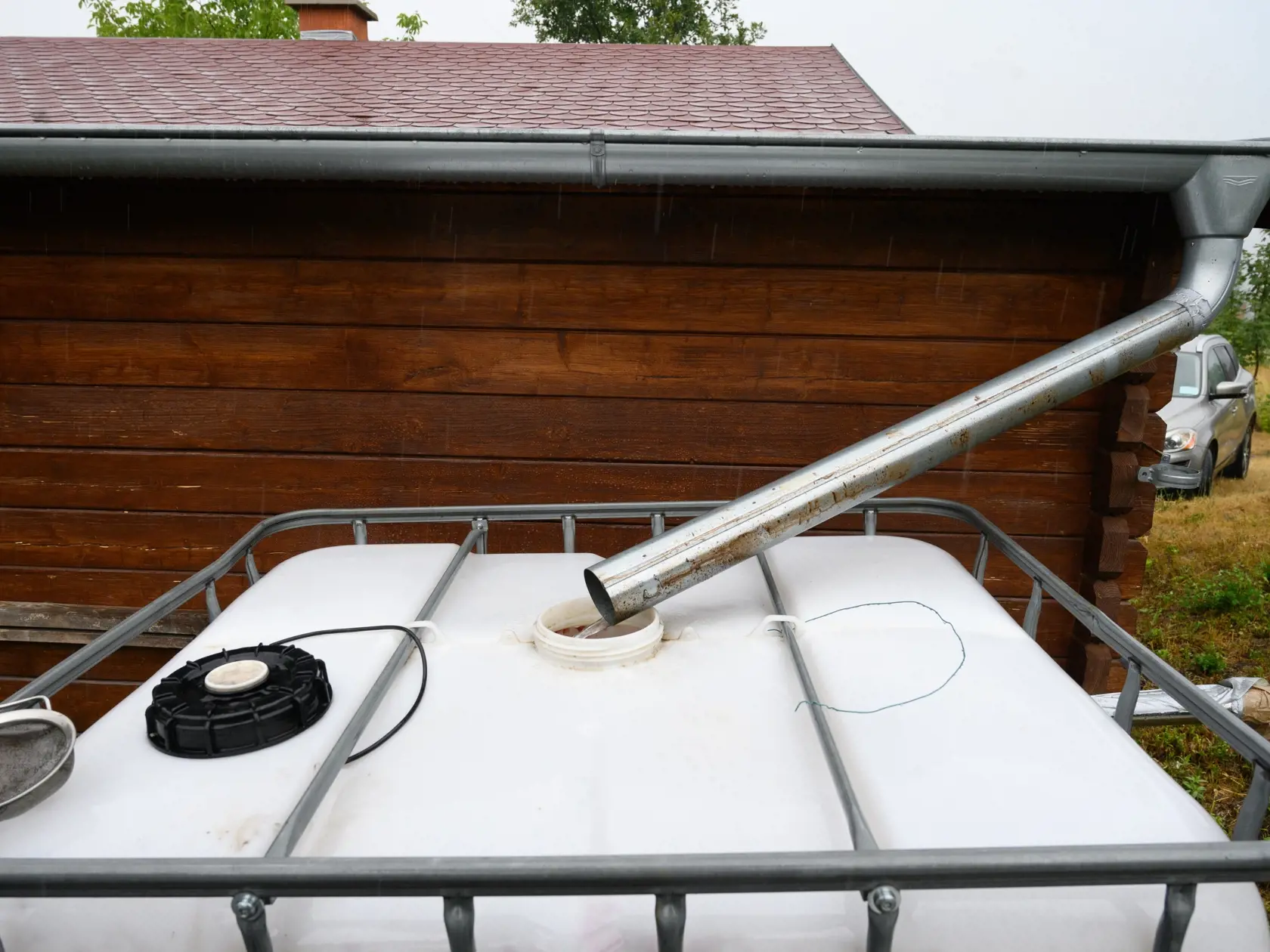 Za uplynulých 24 hodín už ojedinele napršalo viac ako 30 milimetrov zrážky. Sucho sa tak postupne zmierňuje. Na sociálnej sieti to uviedol Slovenský hydrometeorologický ústav (SHMÚ) s tým, že zrážky sa ešte len začali. "Aktuálne postupuje cez západné a stredné Slovensko smerom na severovýchod až východ rozsiahle pásmo trvalého dažďa, ojedinele aj s búrkami a intenzívnymi krátkodobými lejakmi," povedali meteorológovia. Na snímke zber daždovej vody vo vinohradoch pri obci Podhorany v okrese Nitra 