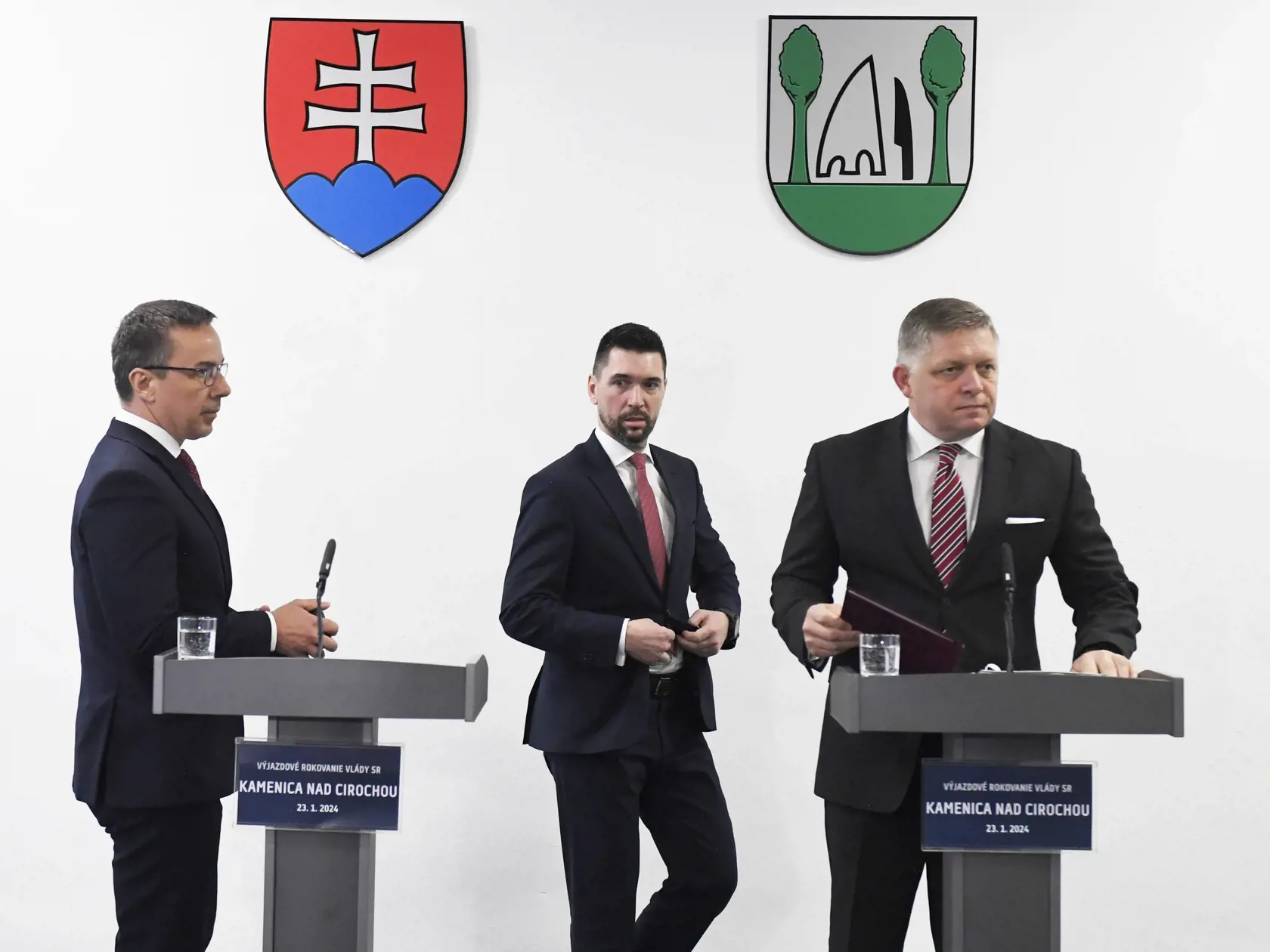 Tlačová konferencia po výjazdovom rokovaní vlády na Obecnom úrade v Kamenici nad Cirochou.
