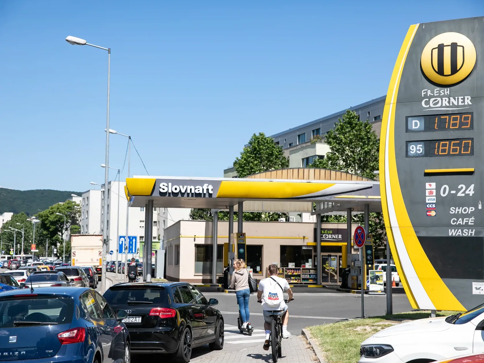Napríklad sieť breziniek Slovnaft ponúka aj pečivo, mlieko, mäsové výrobky, cestoviny či zaváraniny.