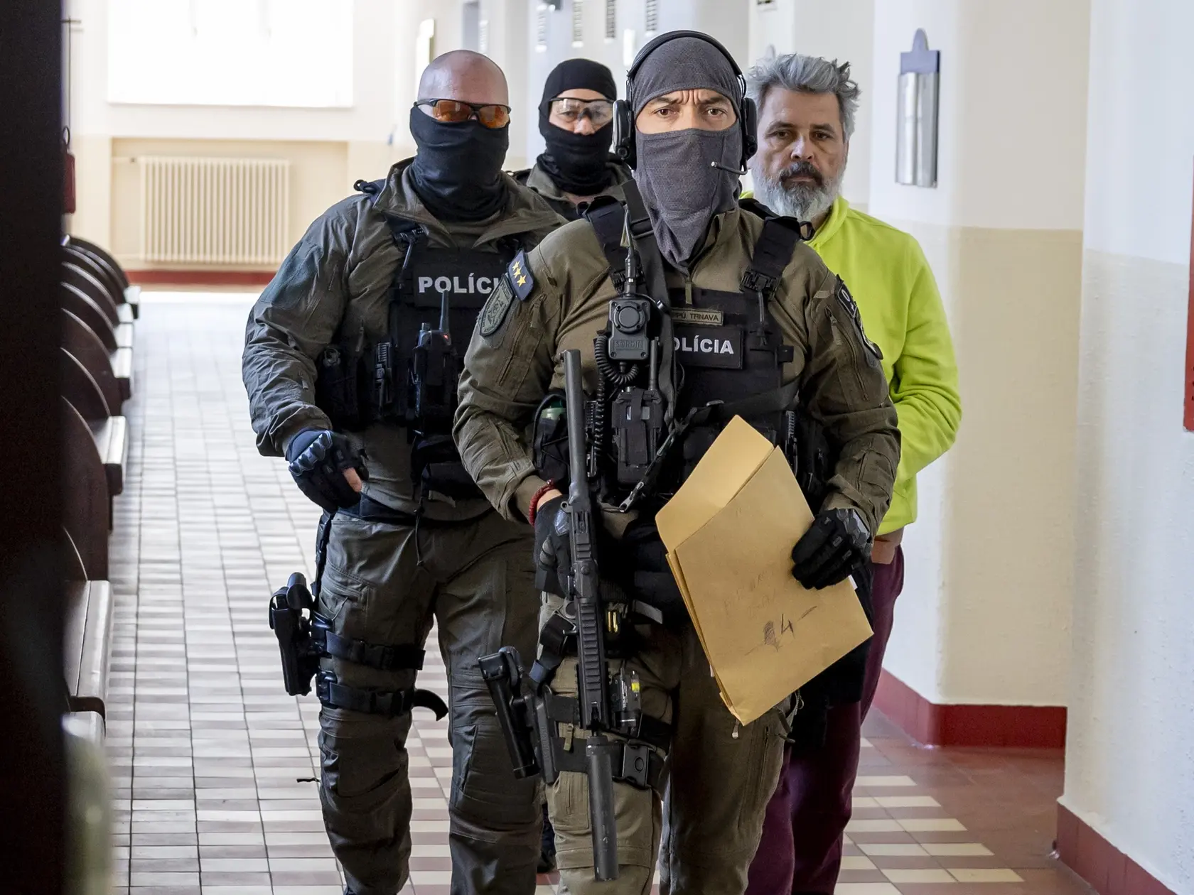 Rozhodovanie o väzbe pre obvineného muža, ktorý strieľal na psičkára pri Pamätníku Milana Rastislava Štefánika.