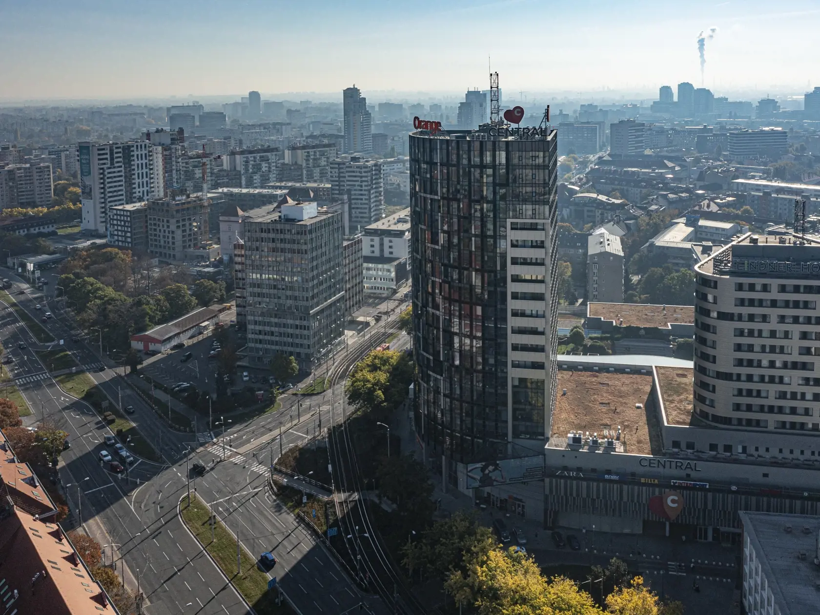Na snímke z dronu nákupné centrum Central (vpravo) v Bratislave, 7. novembra 2021. FOTO TASR - Michal Svíto