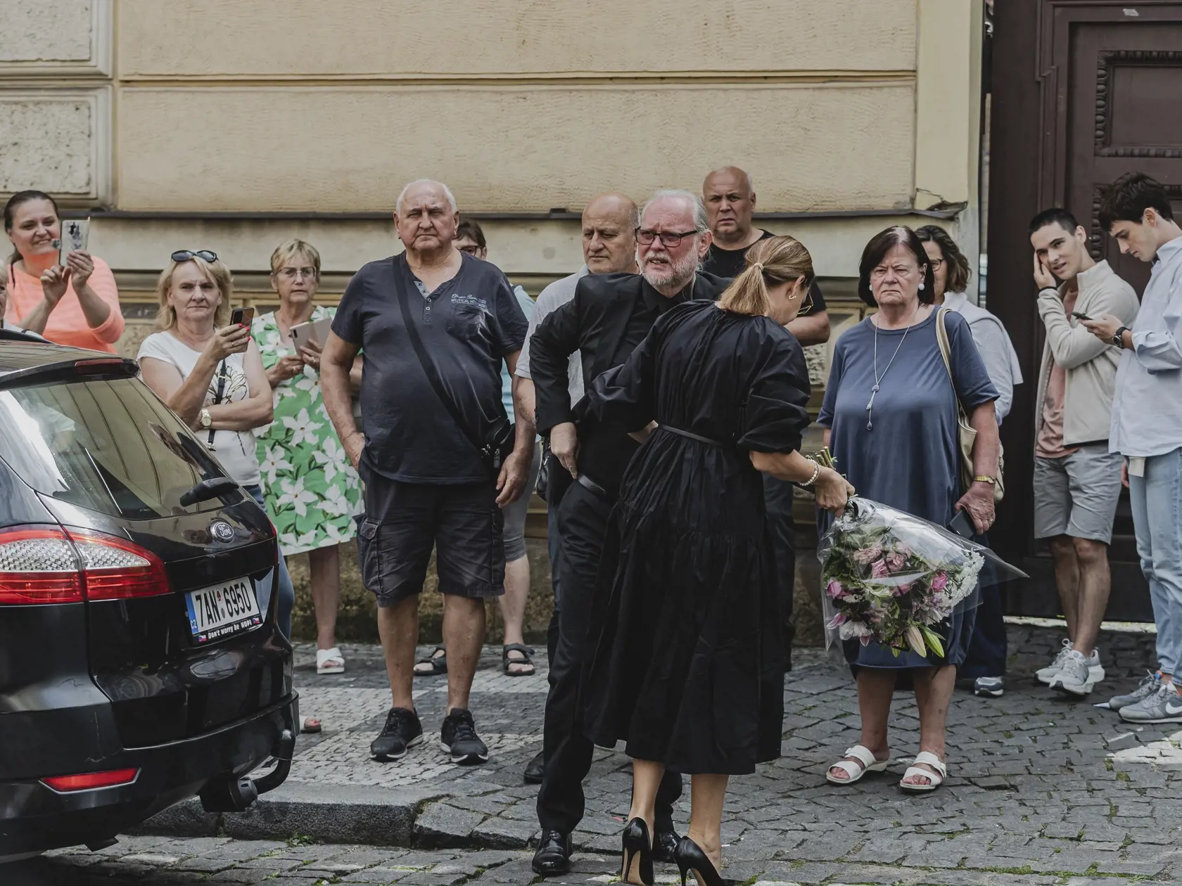 V pražskom kostole svatého Tomáše na Malé Straně sa konala súkromná zádušná omša za zosnulú česká speváčku Hanu Zagorovú. Zúčastnili sa jej členovia rodiny, najbližsí priatelia a kolegovia. Na snímke Vašo Patejdl s manželkou.