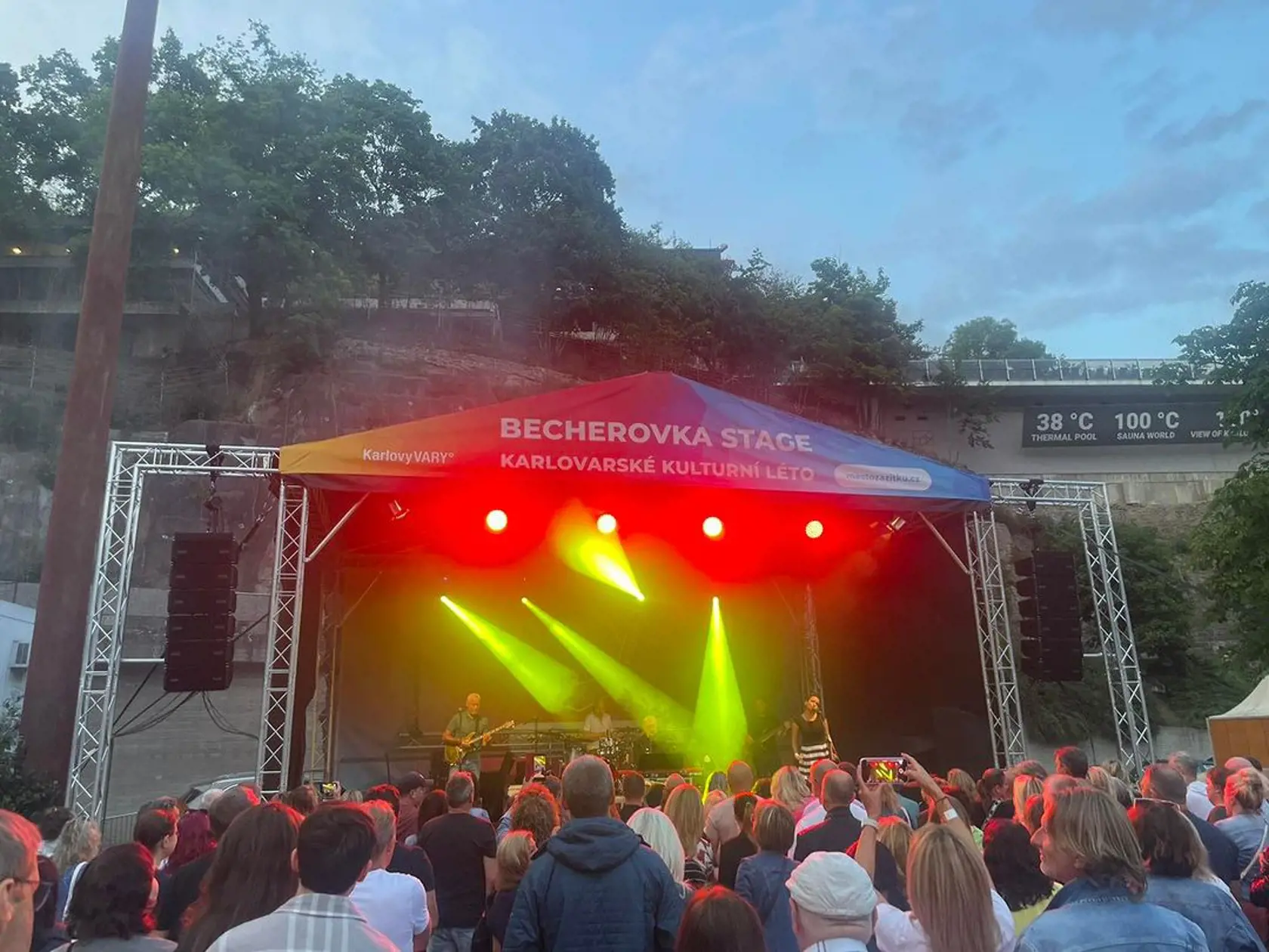 28. júl 2023: "Festivaly sú pre mňa a moju kapelu vždy veľkým zážitkom. Festival Benátská sme si veľmi užili. Tancovali a spievali ste aj napriek trvalému dažďu. Máte môj obdiv," napísal Vašo k fotkám.