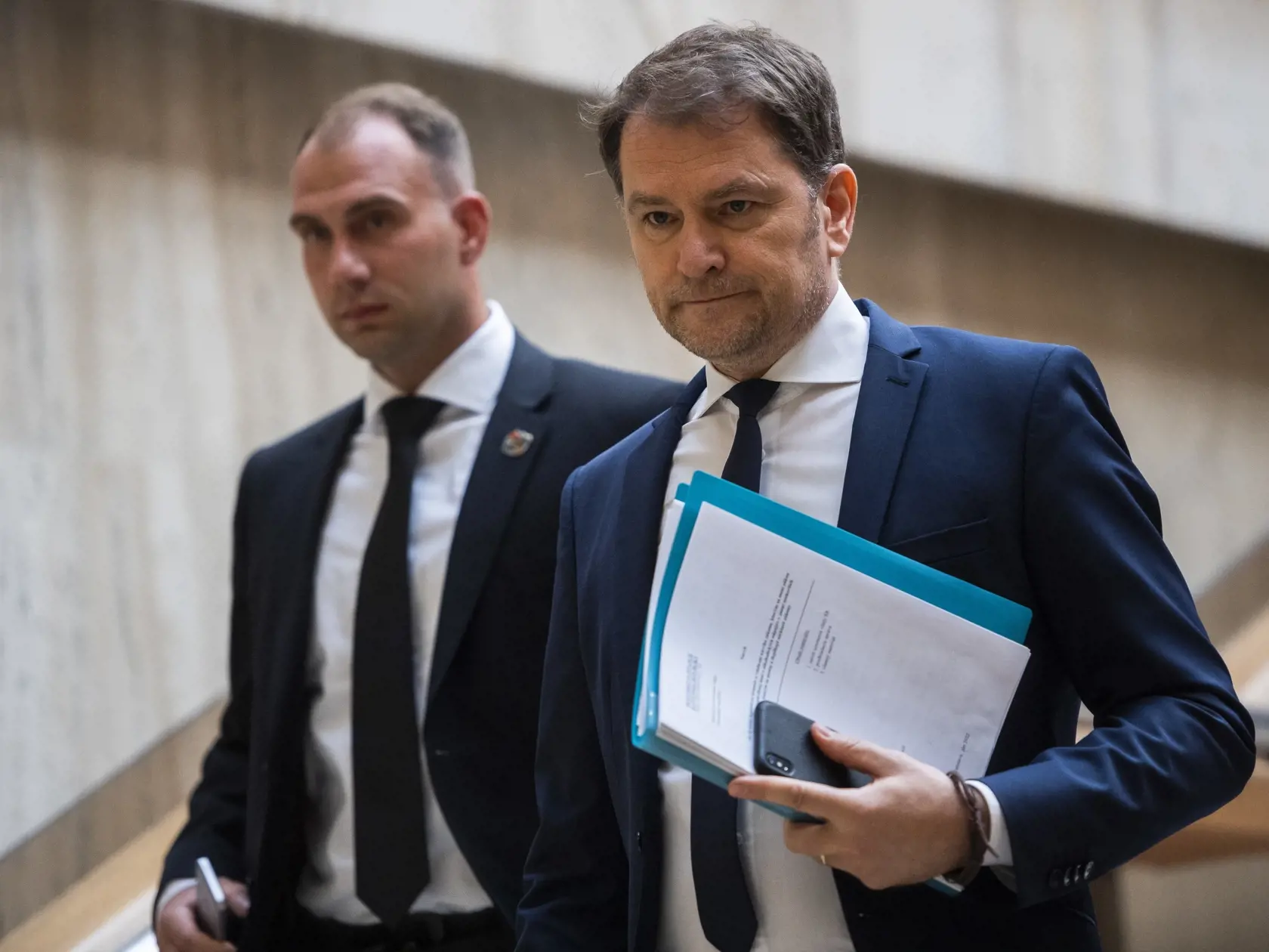 Na snímke vpravo podpredseda vlády SR a minister financií SR Igor Matovič  (OĽaNO) prichádza na rokovanie 86. schôdze vlády SR v Bratislave 22. júna 2022. FOTO TASR - Jaroslav Novák