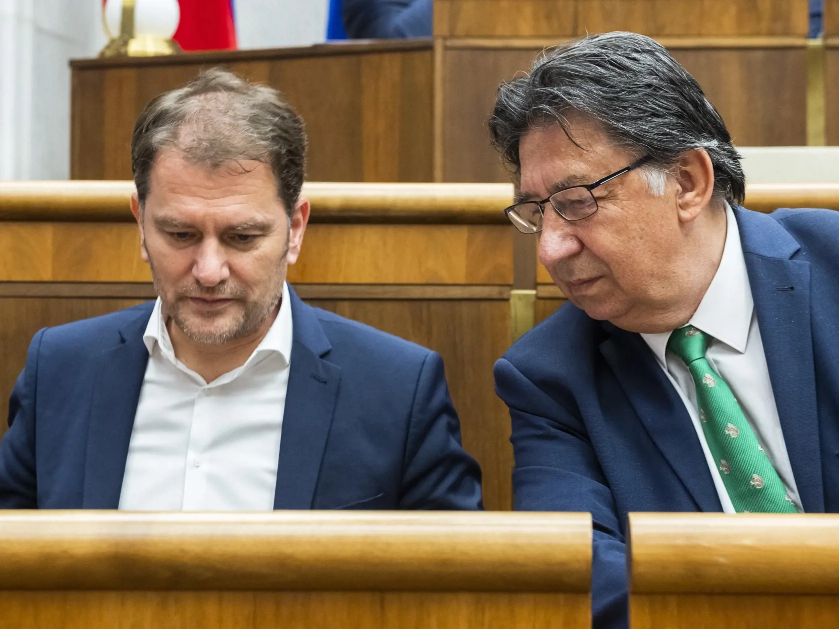 Na snímke zľava podpredseda vlády a minister financií SR Igor Matovič (OĽaNO) a minister životného prostredia SR Ján Budaj (OĽaNO) počas mimoriadnej schôdze parlamentu v Bratislave vo štvrtok 23. júna 2022. Opozícia chce na nej odvolávať ministra životného prostredia Jána Budaja. Vyčíta mu, že nezvláda manažovanie situácie s medveďom hnedým. Schôdzu iniciovali nezaradení poslanci okolo Miroslava Suju. Okrem nich návrh podpísali poslanci Smeru-SD. FOTO TASR - Jaroslav Novák