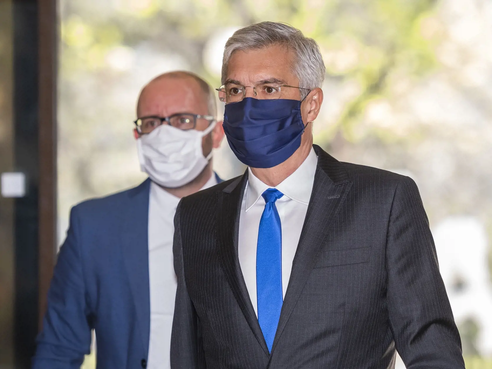 Na snímke sprava minister zahraničných vecí a európskych záležitostí SR Ivan Korčok (SaS) a riaditeľ tlačového odboru Ministerstva zahraničných vecí a európskych záležitostí SR Juraj Tomaga prichádzajú na 9. rokovanie vlády SR v Bratislave 9. apríla 2020. FOTO TASR - Jaroslav Novák