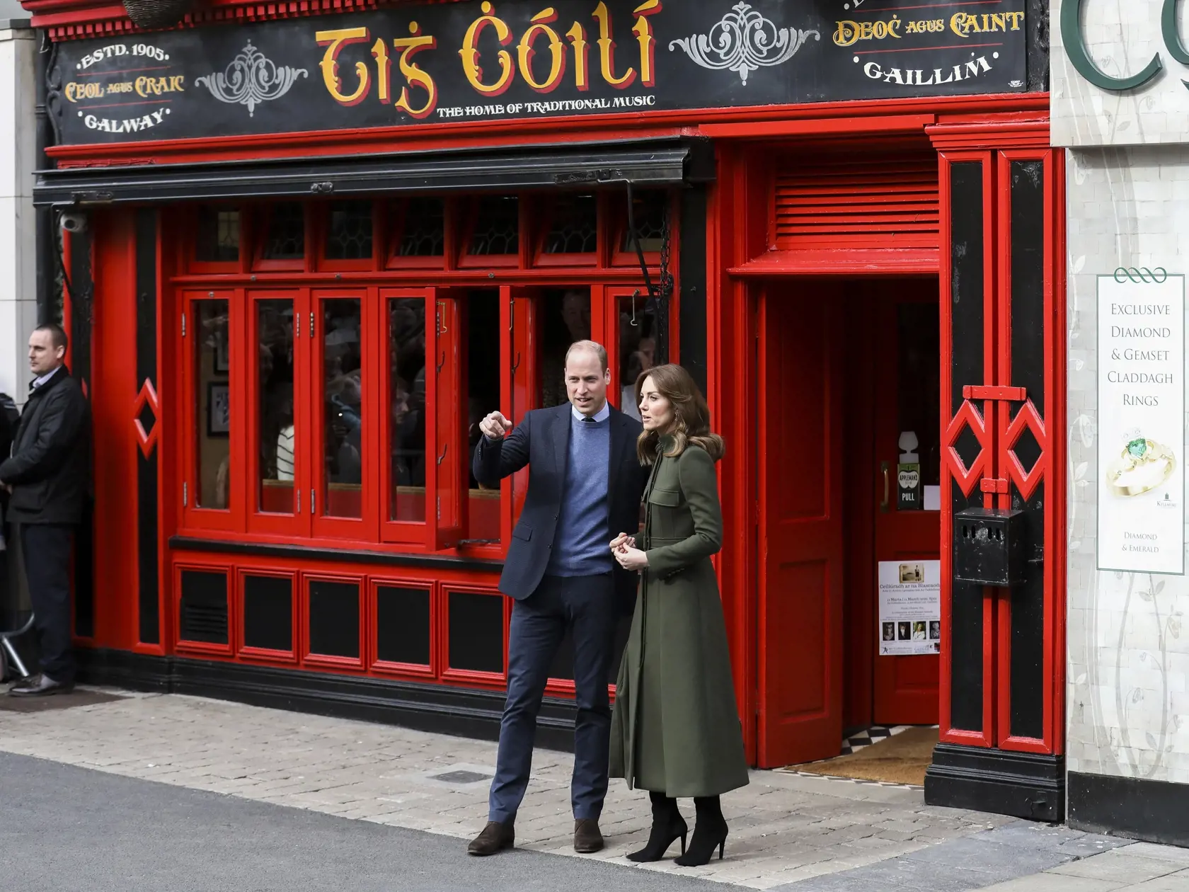 WA 14 Galway - Britský princ William a jeho manželka Kate stoja pred tradičným írskym pubom v írskom meste Galway 5. marca 2020. 
Britský pár navštívil Galway v rámci záverečného, tretieho dňa návštevy Írska. FOTO TASR/AP   

Britain's Prince William, left, and Kate the Duchess of Cambridge step out of a traditional Irish pub for a walkabout along downtown Galway, Ireland, Thursday, March 5, 2020. The Duke and Duchess of Cambridge visit Galway on the last of a three-day official visit to Ireland