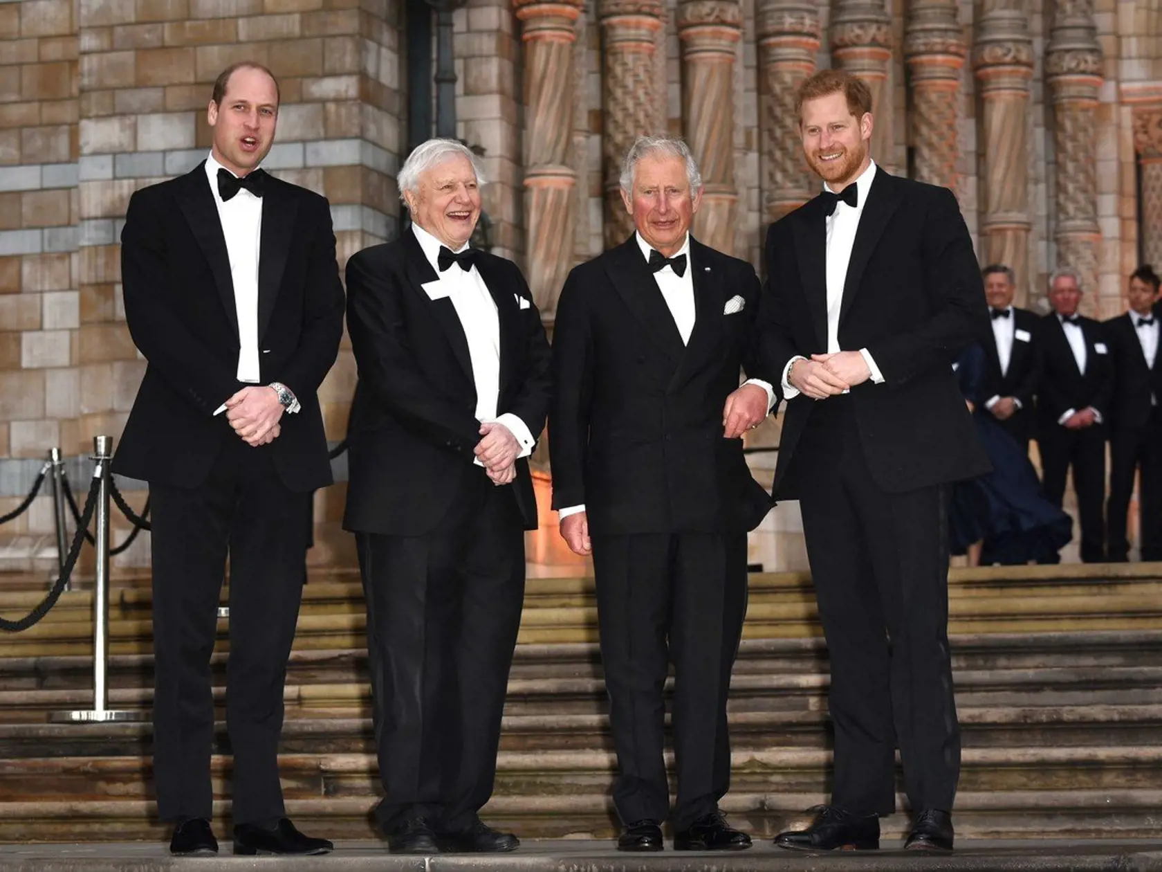 Traja princovia – William, Charles a Harry – a prírodovedec sir David Attenborough na nedávnej premiére seriálu Naša planéta.
