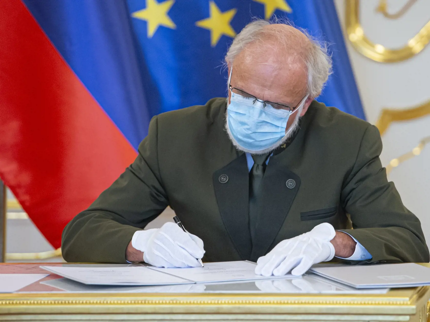 Na snímke minister pôdohospodárstva SR Ján Mičovský (OĽaNO) podpisuje menovací dekrét v Prezidentskom paláci v Bratislave, 21. marca 2020. FOTO TASR - Michal Svítok