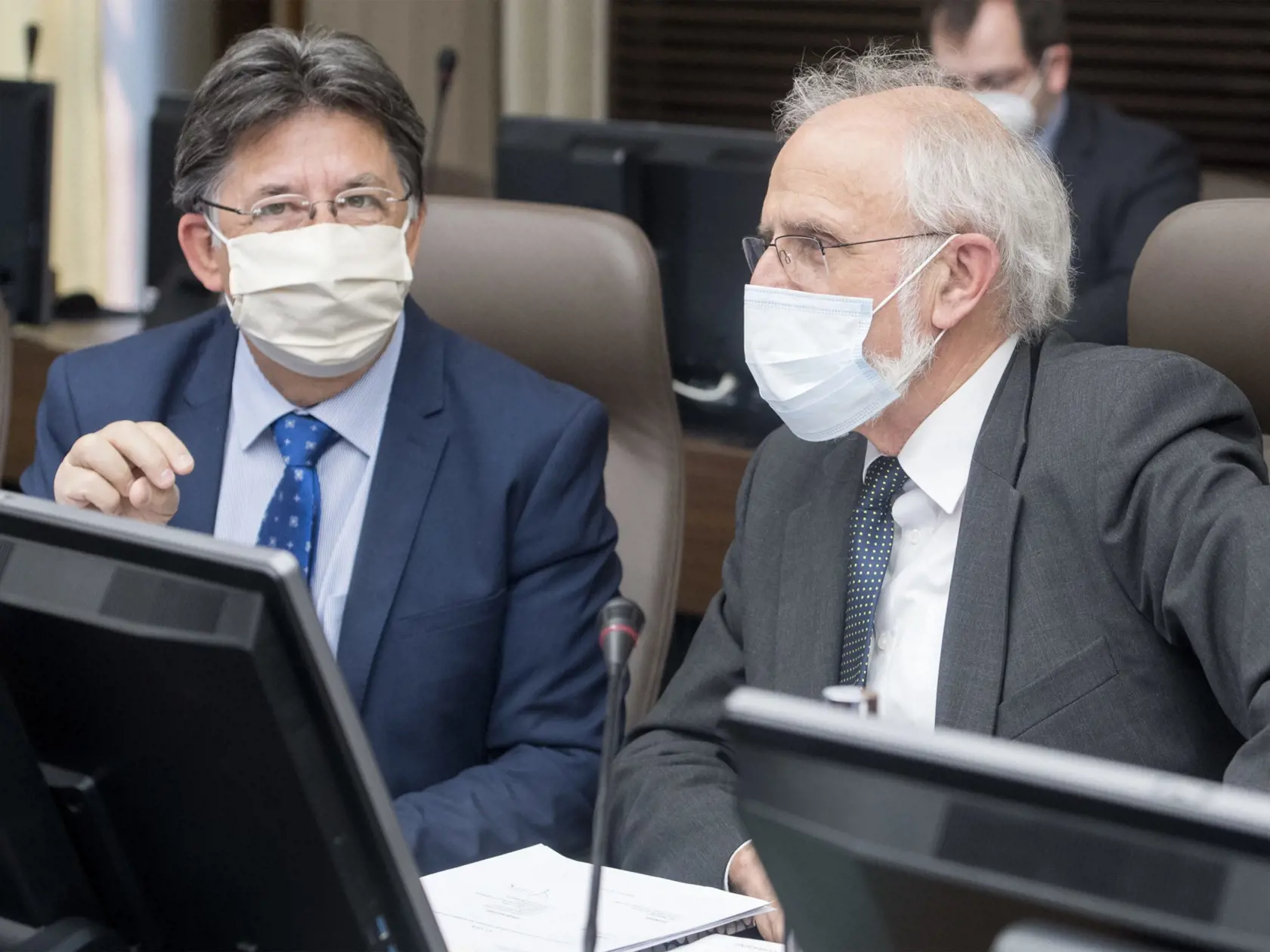 Na snímke vľavo minister životného prostredia SR Ján Budaj (OĽaNO) a minister pôdohospodárstva SR Ján Mičovský (OĽaNO) počas rokovania 7. schôdze vlády SR v Bratislave vo štvrtok 2. apríla 2020. FOTO TASR - Martin Baumann




