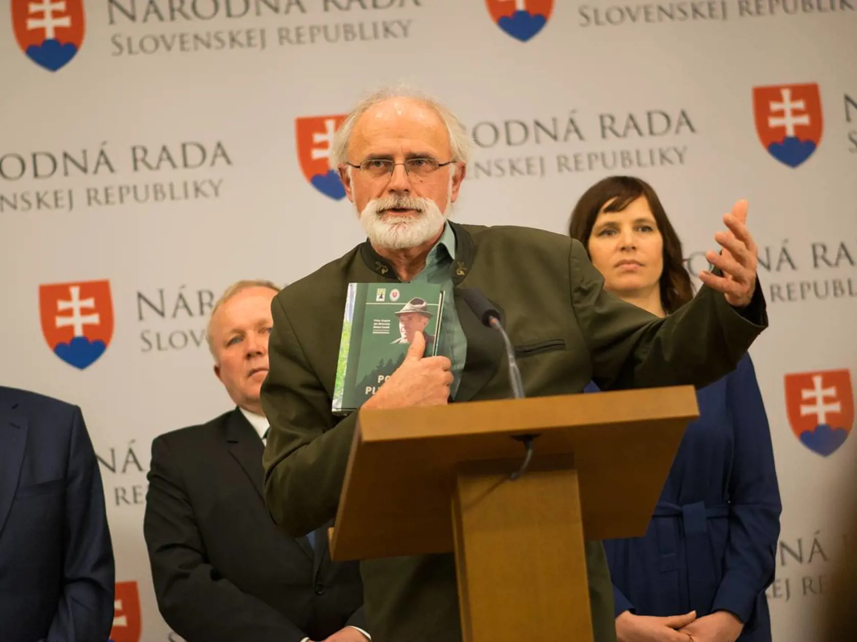 Ján Mičovský pri svojom prednese na brífingu v Národnej rade.