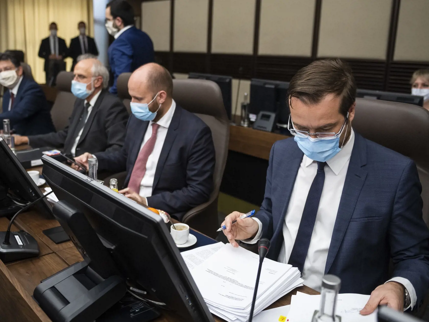 Na snímke zľava minister životného prostredia SR Ján Budaj (OĽaNO), minister pôdohospodárstva a rozvoja vidieka SR Ján Mičovský (OĽaNO), minister obrany SR Jaroslav Naď (OĽaNO) a minister zdravotníctva SR Marek Krajčí (OĽaNO) počas 6. rokovania vlády SR v Bratislave 31. marca 2020. FOTO TASR - Jaroslav Novák