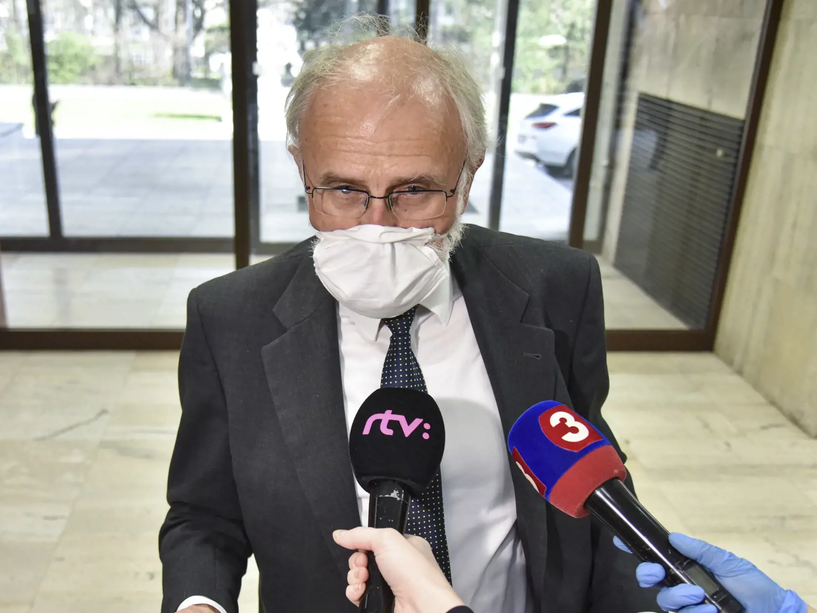 Na snímke minister pôdohospodárstva a rozvoja vidieka SR Ján Mičovský počas príchodu na rokovanie vlády SR 27. marca 2020 v Bratislave.  FOTO TASR - Pavol Zachar