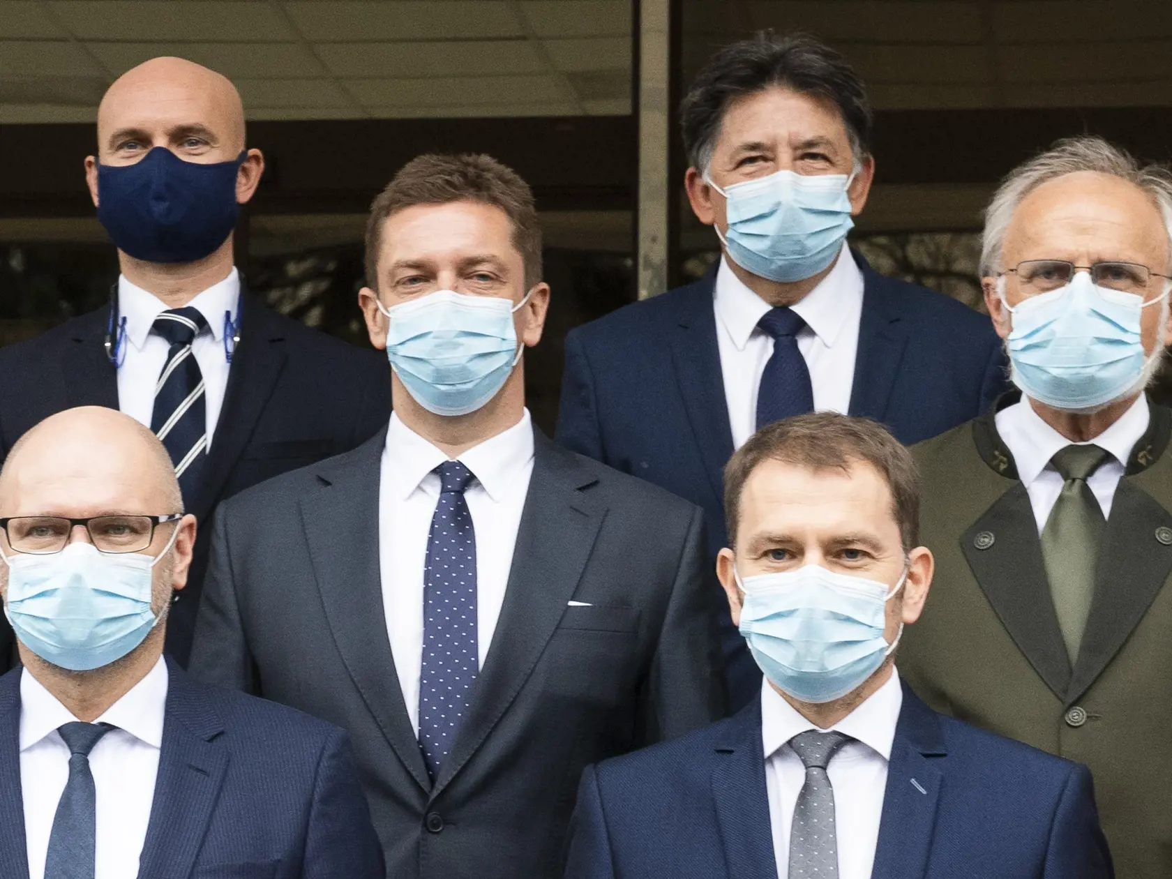 Na snímke spoločná fotografia členov novovymenovanej vlády SR pred 1. zasadnutím vlády SR v Bratislave 21. marca 2020. 
Vrchný rad zľava minister školstva, vedy, výskumu a športu SR Branislav Gröhling (SAS), minister životného prostredia SR Ján Budaj (OĽaNO), v stredom rade zľava minister dopravy a výstavby SR Andrej Doležal (Sme rodina), minister pôdohospodárstva a rozvoja vidieka SR Ján Mičovský (OĽaNO), minister obrany SR Jaroslav Naď (OĽaNO), minister práce, sociálnych vecí a rodiny SR Milan