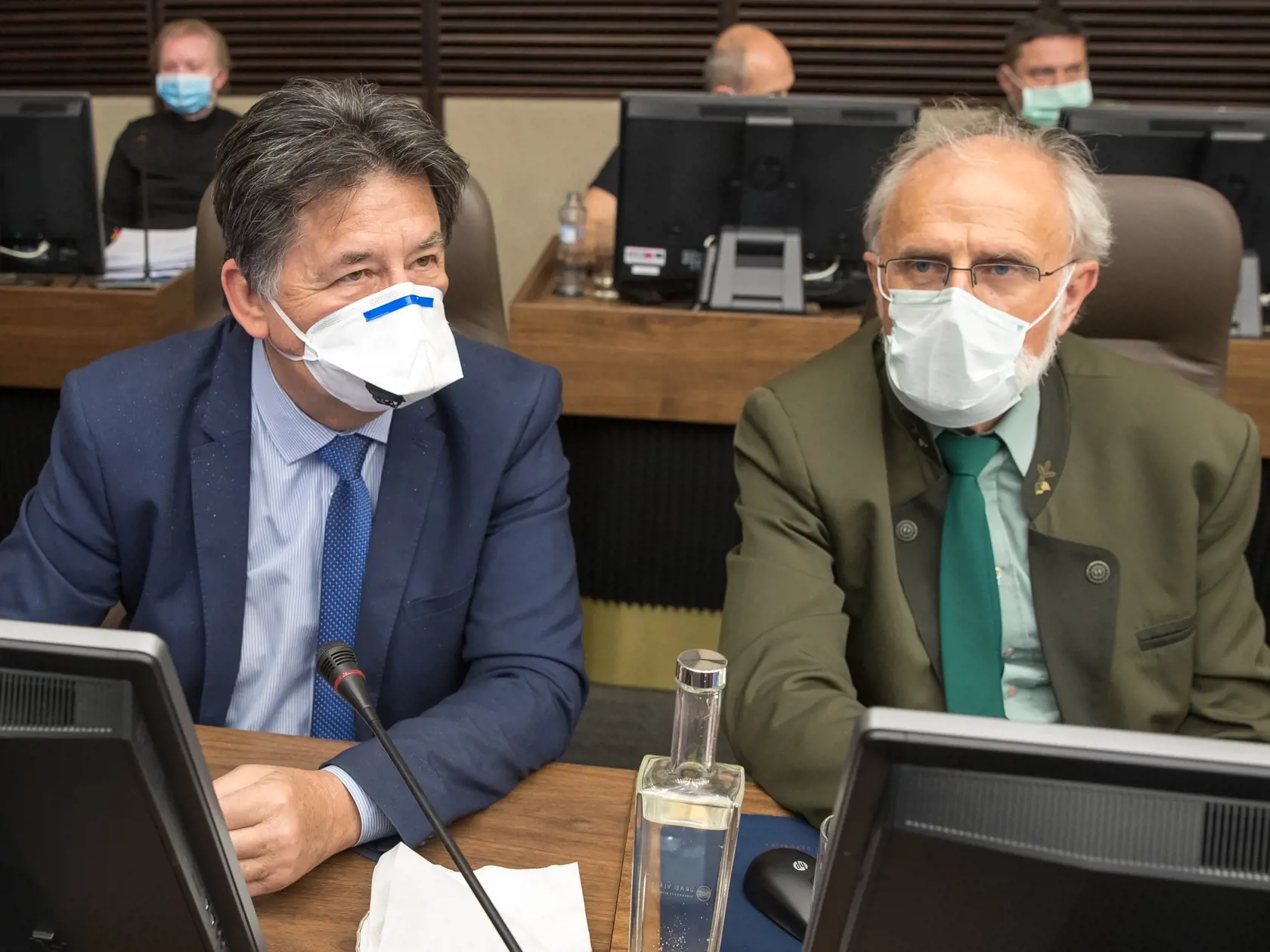 Spojené rokovanie vlády a krízového štábu v prípade pandémie Koronavírusu na Slovensku. Na snímke zľava je minister životného prostredia Ján Budaj a minister pôdohospodárstva Ján Mičovský.