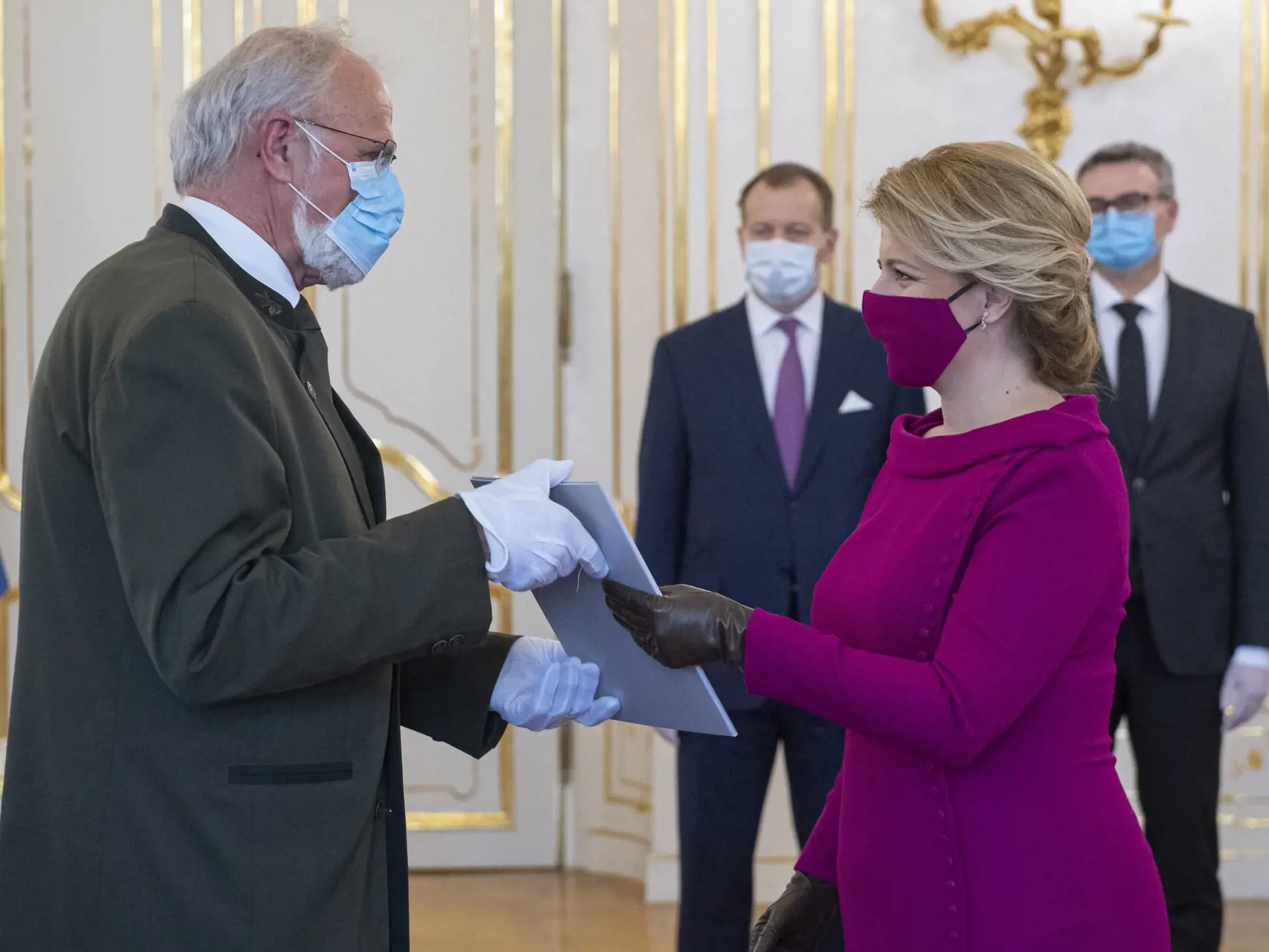 Na snímke vpravo prezidentka Zuzana Čaputová  odovzdáva menovací dekrét ministrovi pôdohospodárstva SR Jánovi Mičovskému v Prezidentskom paláci v Bratislave, 21. marca 2020.  FOTO TASR - Michal Svítok