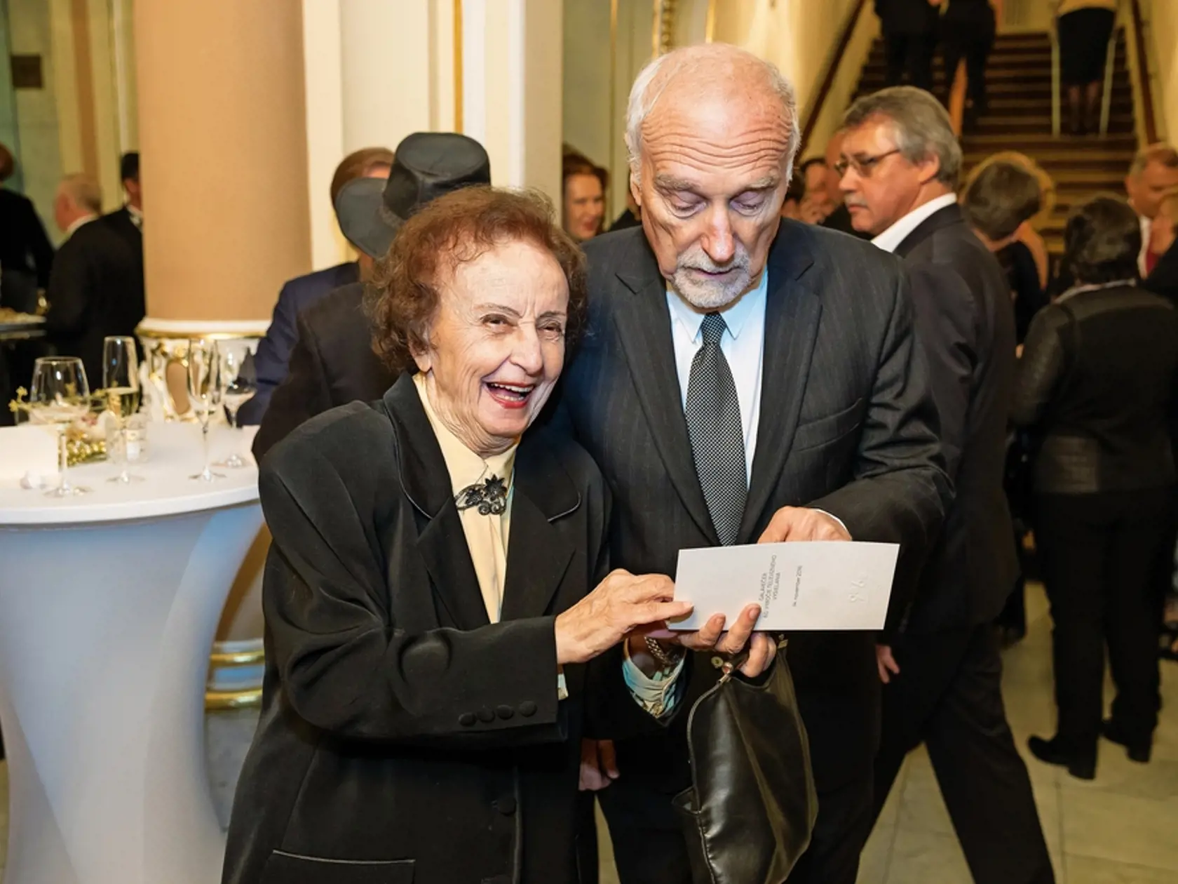 Veční zaľúbenci zo seriálu Búrlivé víno,
herci Eva Rysová (84) a Ivan Letko
(81), akoby stále hrali svoje úlohy
a celý večer sa od seba ani nepohli.