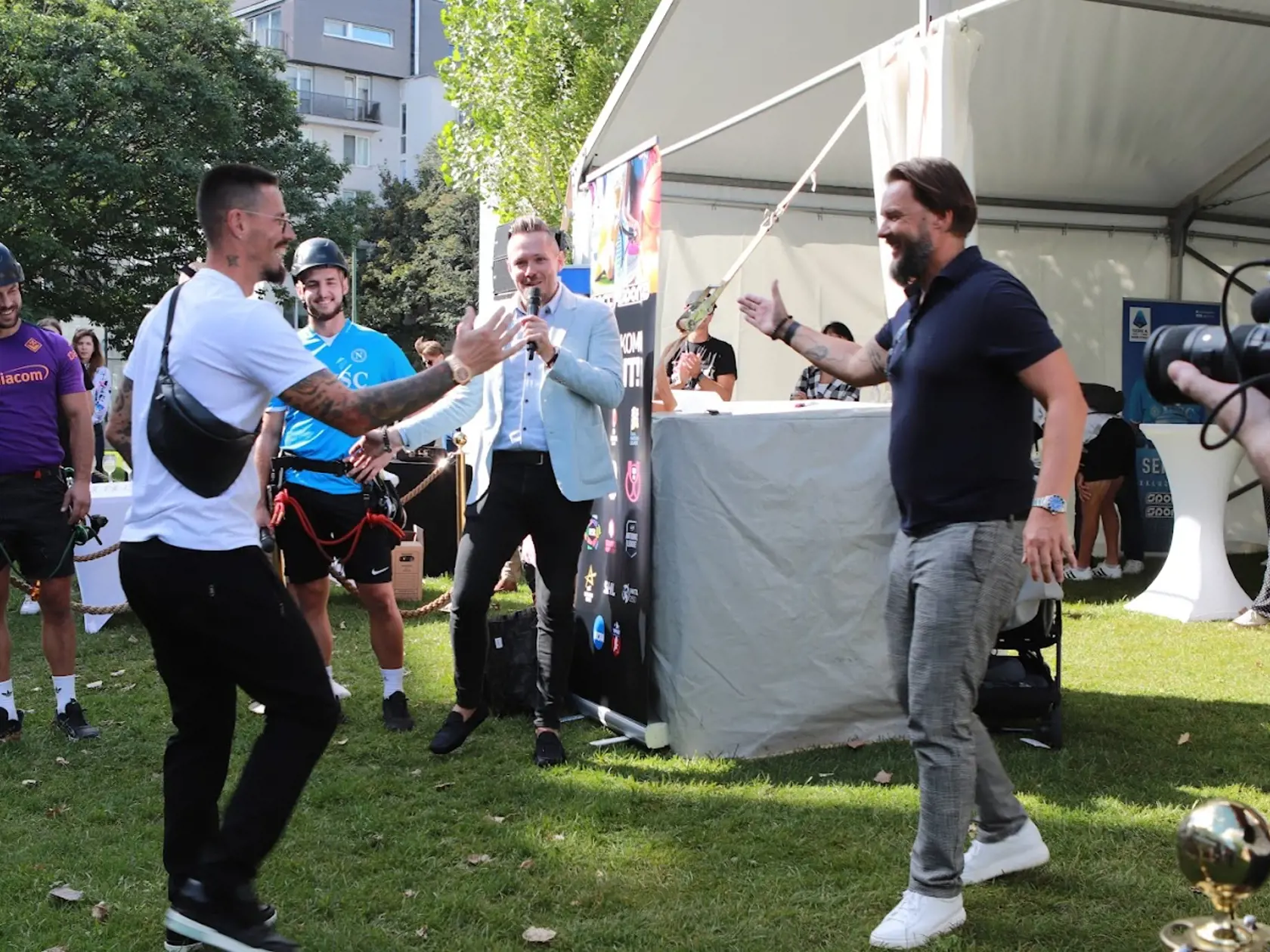 Spolukomentátormi tohto netradičného futbalu boli bývalí hráči Serie A Marek Hamšík a Marek Jankulovski.