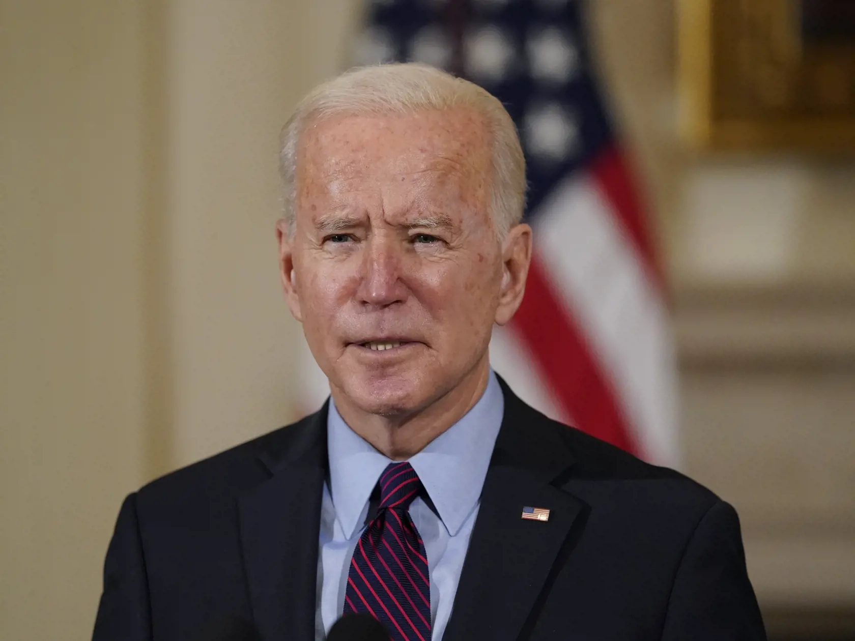 JB 41 Washington - Americký prezident Joe Biden rozpráva o právach príslušníkov LGBTQ komunity v Bielom dome vo Washingtone 5. februára 2021. Biden vydal prezidentské memorandum, ktoré má zabezpečiť zvýšenú ochranu práv príslušníkov LGBTQ komunity na celom svete. Informovala o tom v piatok agentúra Reuters. Memorandum, ktoré Biden predstavil vo štvrtok na pôde rezortu diplomacie, vychádza zo od smernice z roku 2011 prijatej za vlády exprezidenta Baracka Obamu, v ktorej Biden zastával funkciu v