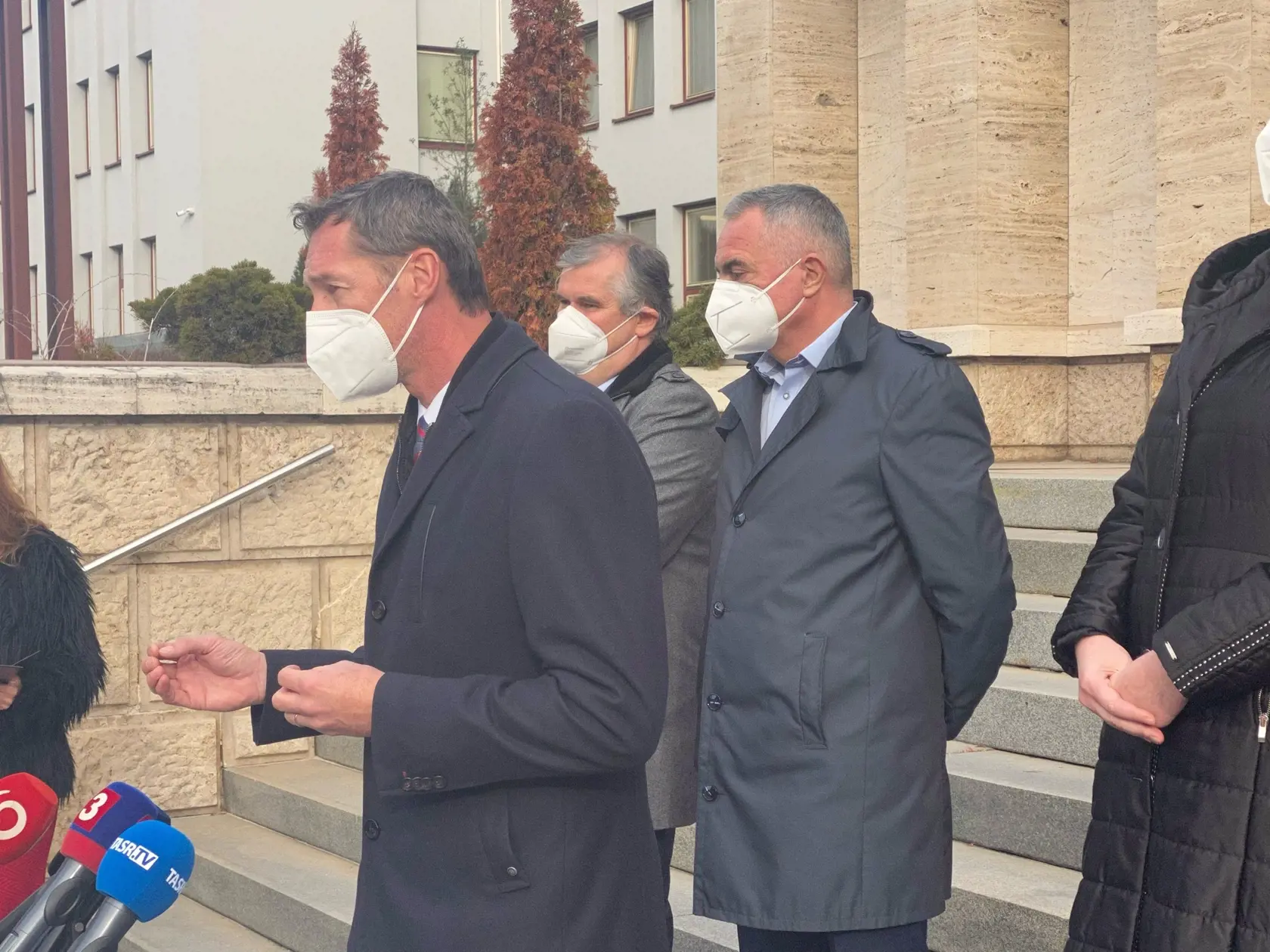 Brífing župana Prešovského samosprávneho kraja Milana Majerského a riaditeľov nemocníc v kraji - Mariána Petka z bardejovskej nemocnice a Petra Bizovského z ľubovnianskej ku kritickej situácii v liečbe covid pacientov.