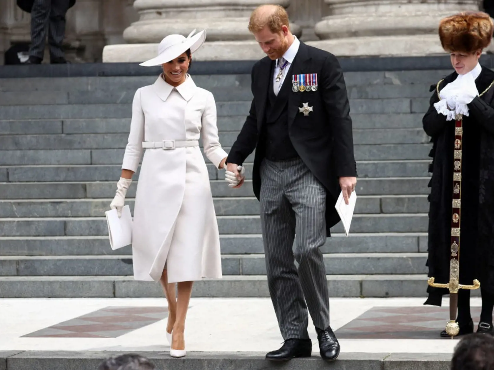Moment, na ktorý mnohí čakali. Vojvodkyňa Meghan a princ Harry sa v piatok konečne ukázali v plnej paráde na slávnostnej bohoslužbe.