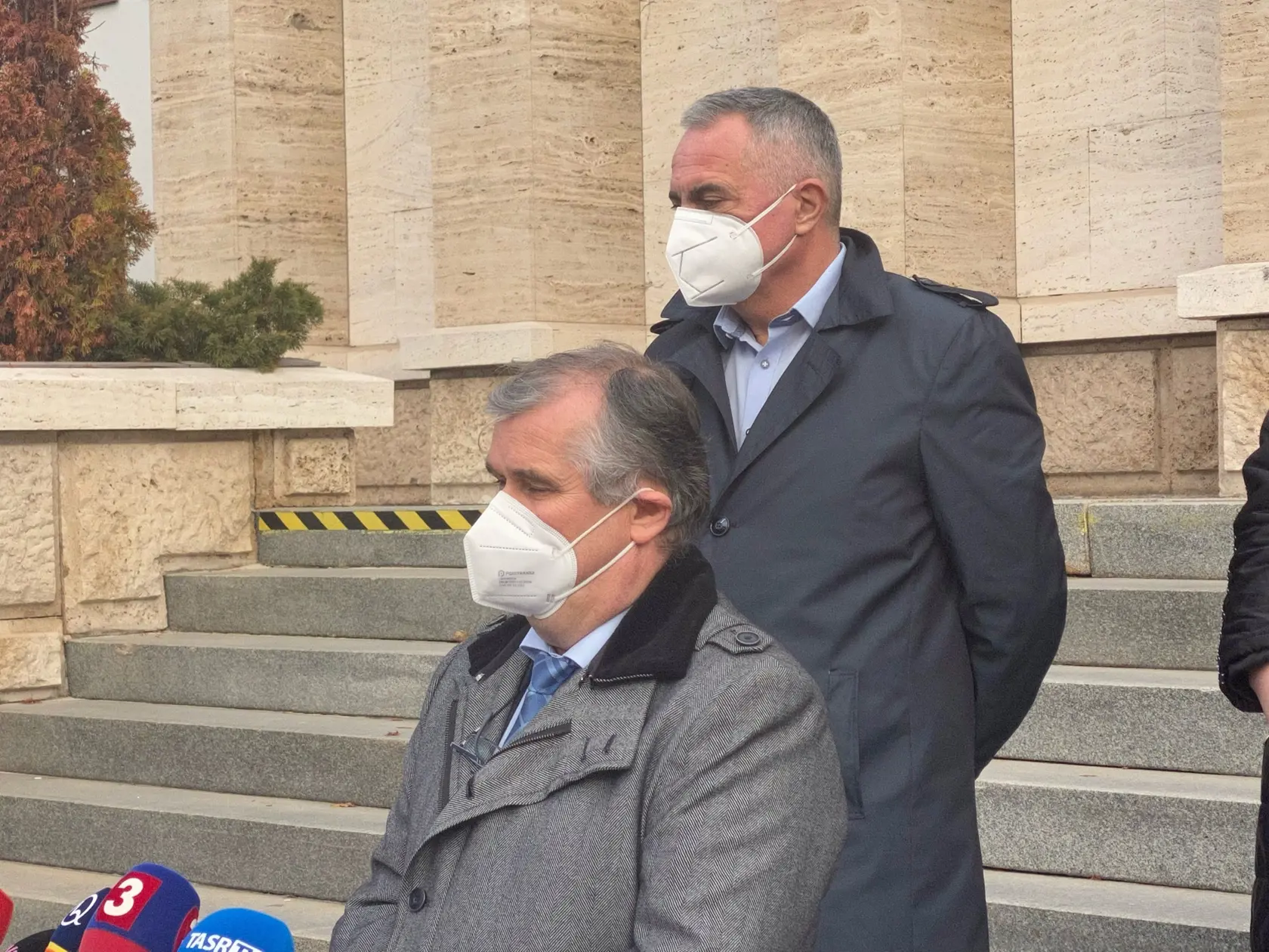 Riaditelia nemocníc v Prešovskom kraji - Marián Petko z bardejovskej nemocnice a Peter Bizovský z Ľubovnianskej nemocnice o kritickej situácii v liečbe covid pacientov.