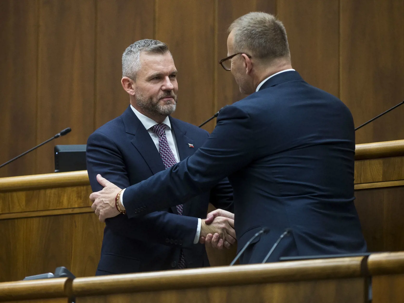 Na snímke zľava novozvolený predseda NR SR Peter Pellegrini (Hlas-SD) a bývalý predseda NR SR Boris Kollár (Sme rodina) počas ustanovujúcej schôdze Národnej rady Slovenskej republiky (NR SR) IX. volebného obdobia 25. októbra 2023 v Bratislave.
