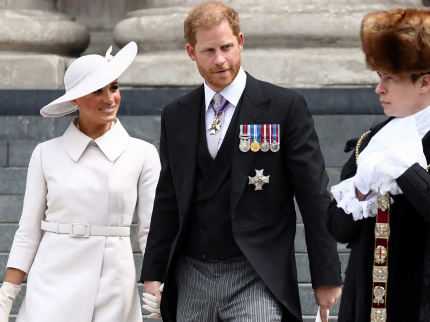 Moment, na ktorý mnohí čakali. Vojvodkyňa Meghan a princ Harry sa v piatok konečne ukázali v plnej paráde na slávnostnej bohoslužbe.
