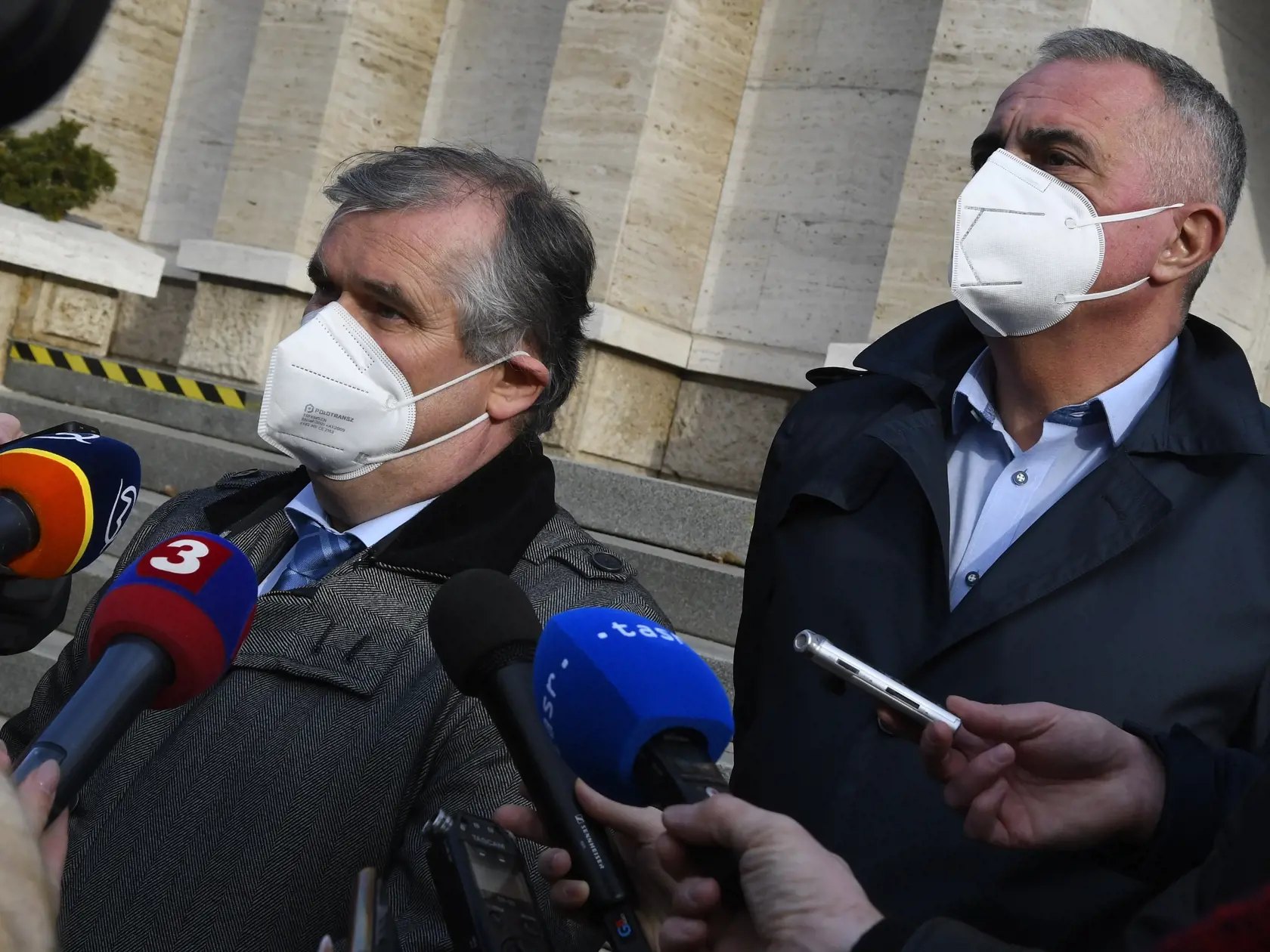 Brífing po pracovnej porade riaditeľov nemocníc Prešovského samosprávneho kraja (PSK) o aktuálnej kritickej situácii v ústavných zdravotníckych zariadeniach na území PSK. Pracovná porada riaditeľov nemocníc PSK sa uskutočnila na pozvanie predsedu PSK Milana Majerského v Prešove. Na snímke riaditeľ Nemocnice s poliklinikou sv. Jakuba v Bardejove a prezident Asociácie nemocníc Slovenska (ANS) Marián Petko (vľavo) a riaditeľ Ľubovnianskej nemocnice Peter Bizovský. Prešov 15. novembra 2021 FOTO TASR