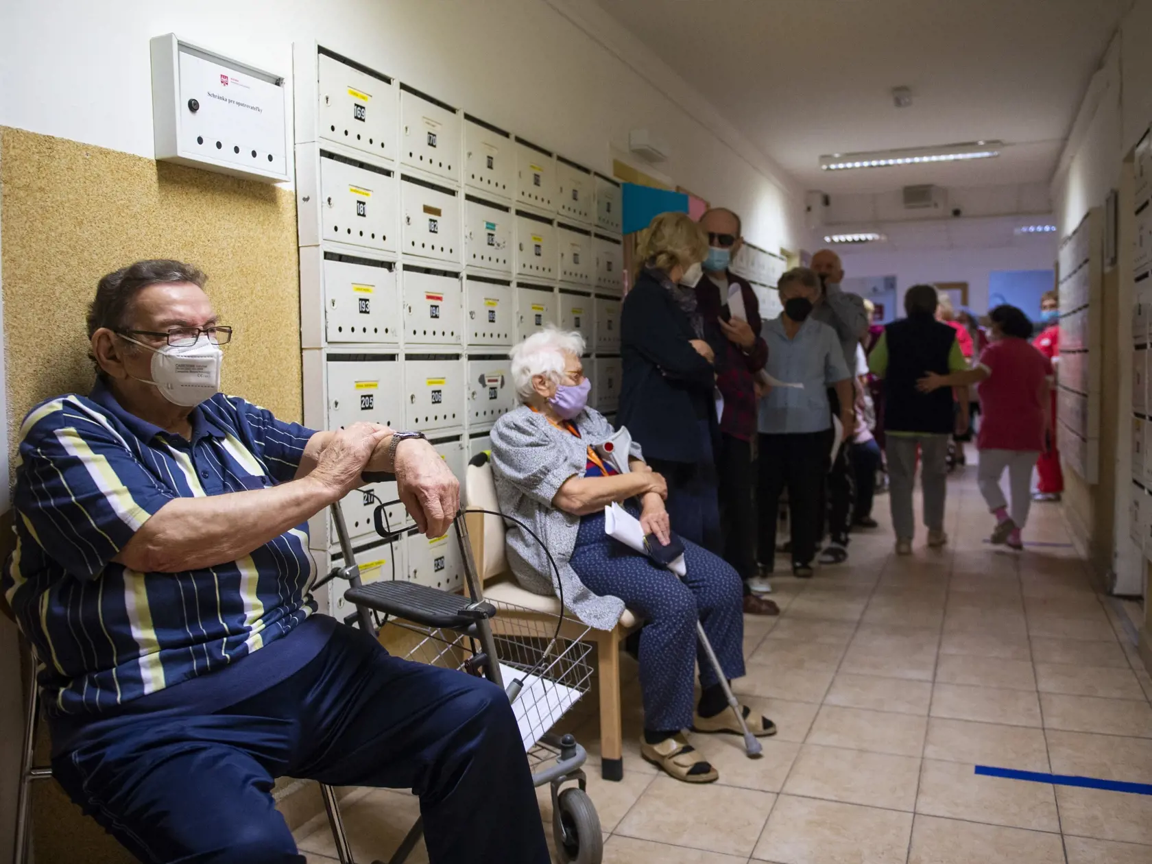 Na snímke klienti Ružinovského domu seniorov počas očkovania 3. dávkou vakcíny proti ochoreniu COVID-19 v utorok 26. októbra 2021 v Bratislave. FOTO TASR - Jakub Kotian