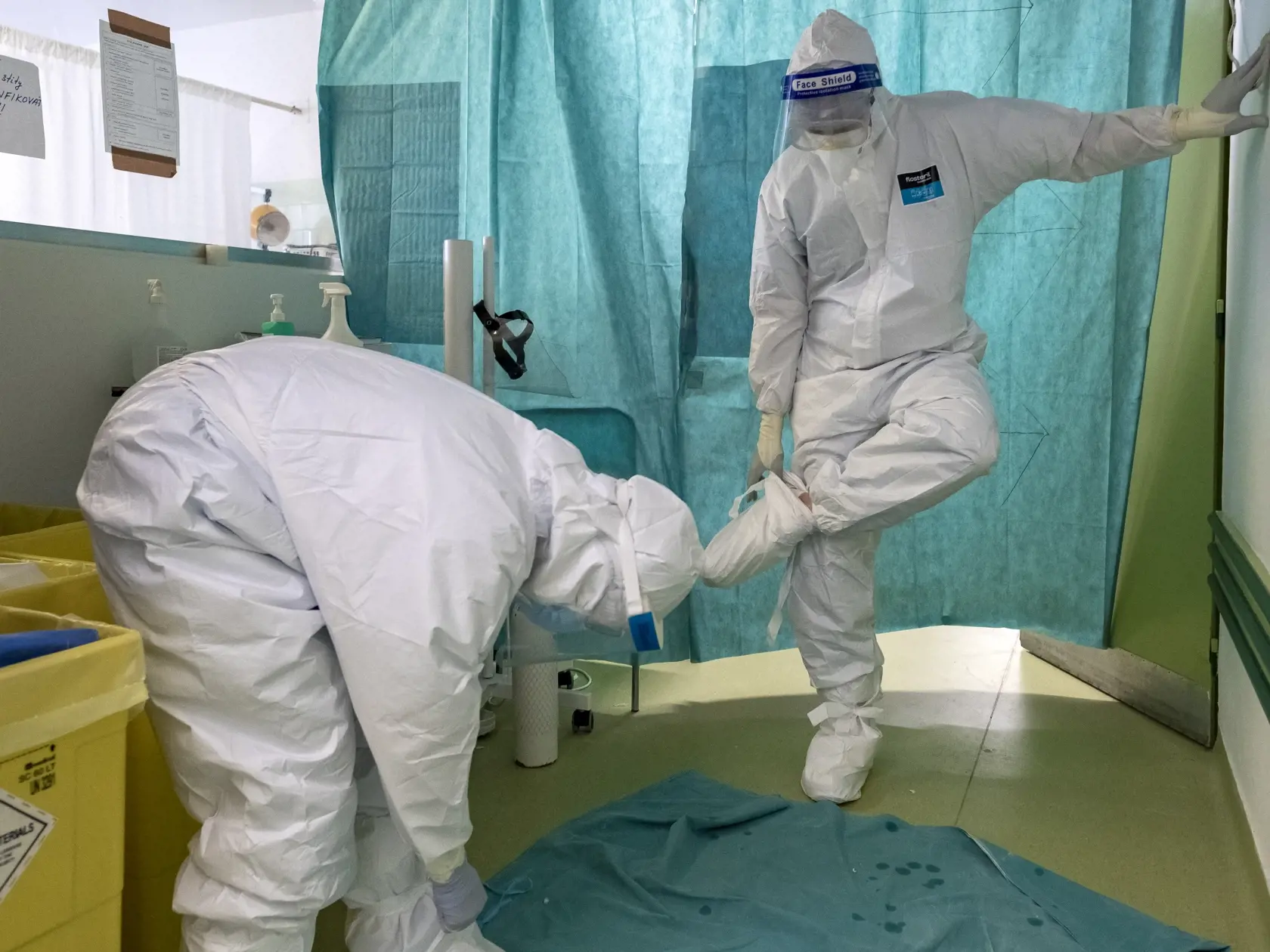 Situácia na anesteziologicko-resuscitačnom oddelení nemocnice svätého Cyrila a Metoda v Bratislave si vyžiadala zriadenie špeciálnej sekcie, kde sa nepretržite starajú o pacientov nakazených koronavírusom Covid - 19. 