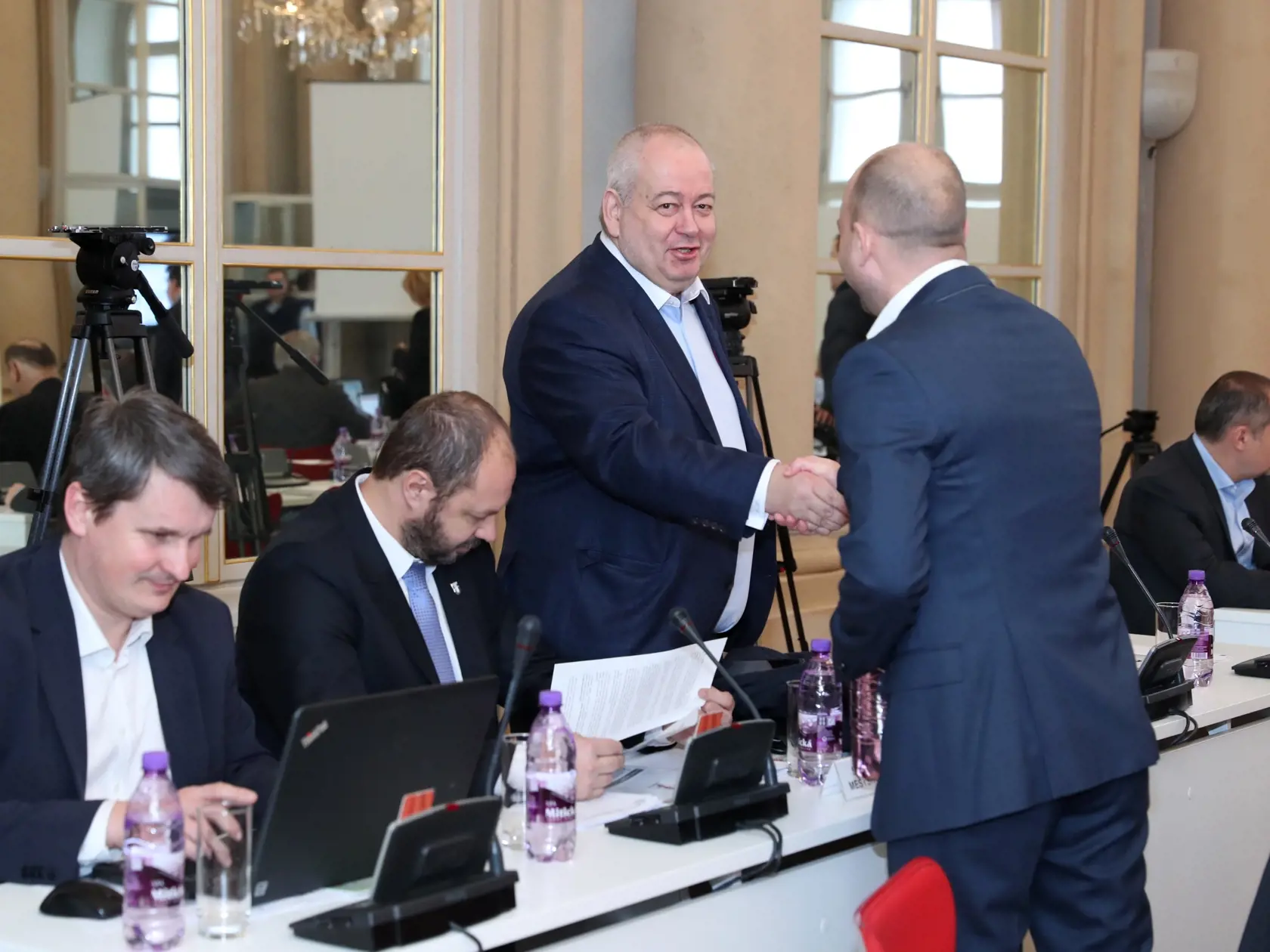 Zasadnutie mestských poslancov v Primaciálnom paláci v Bratislave. Rozhodovalo sa okrem iného aj o zákaze prevádzok hazardných hier či prideleniu mestských viníc Alexandrovi Rozinovi st.