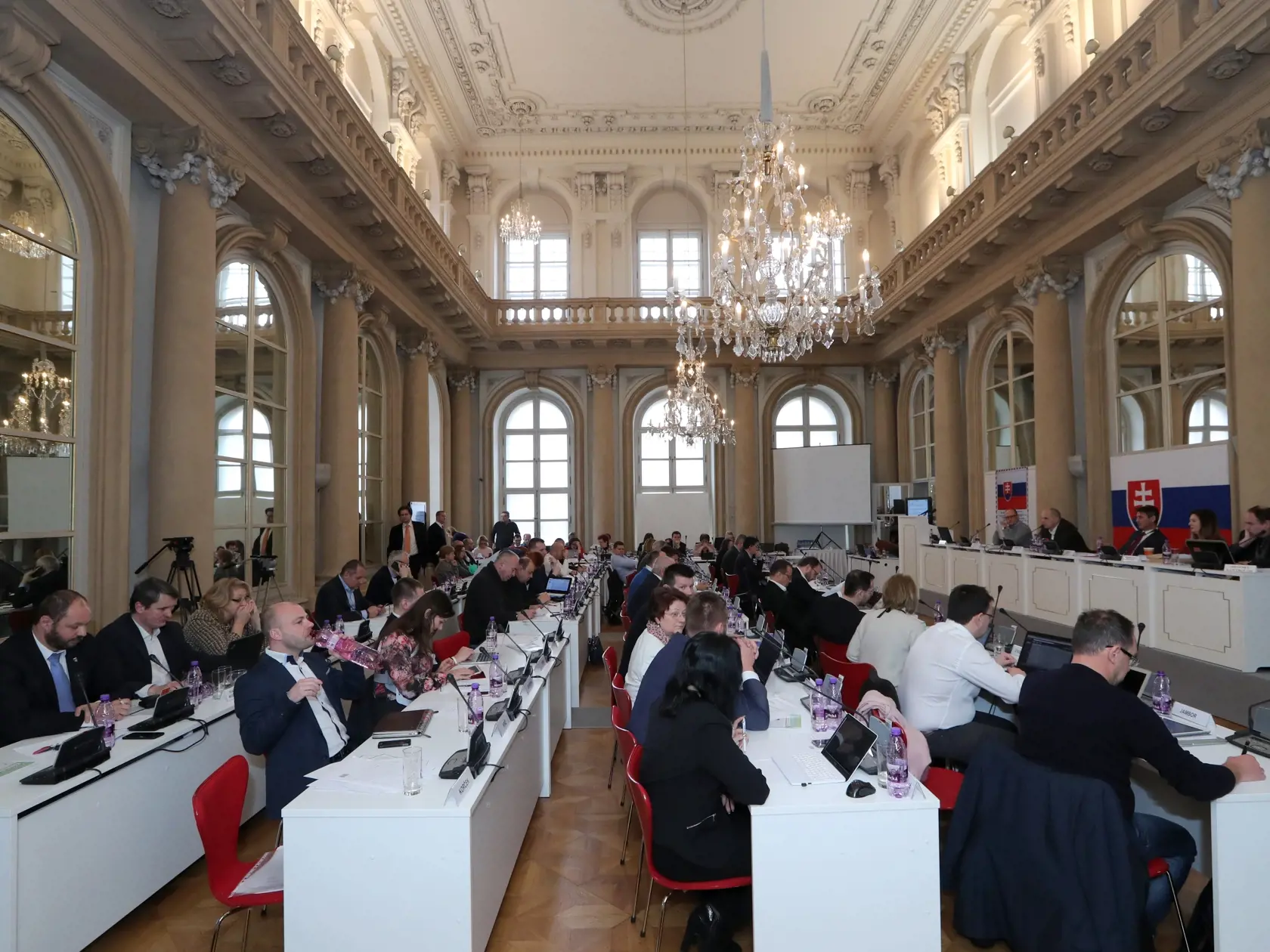 Zasadnutie mestských poslancov v Primaciálnom paláci v Bratislave. Rozhodovalo sa okrem iného aj o zákaze prevádzok hazardných hier či prideleniu mestských viníc Alexandrovi Rozinovi st.
