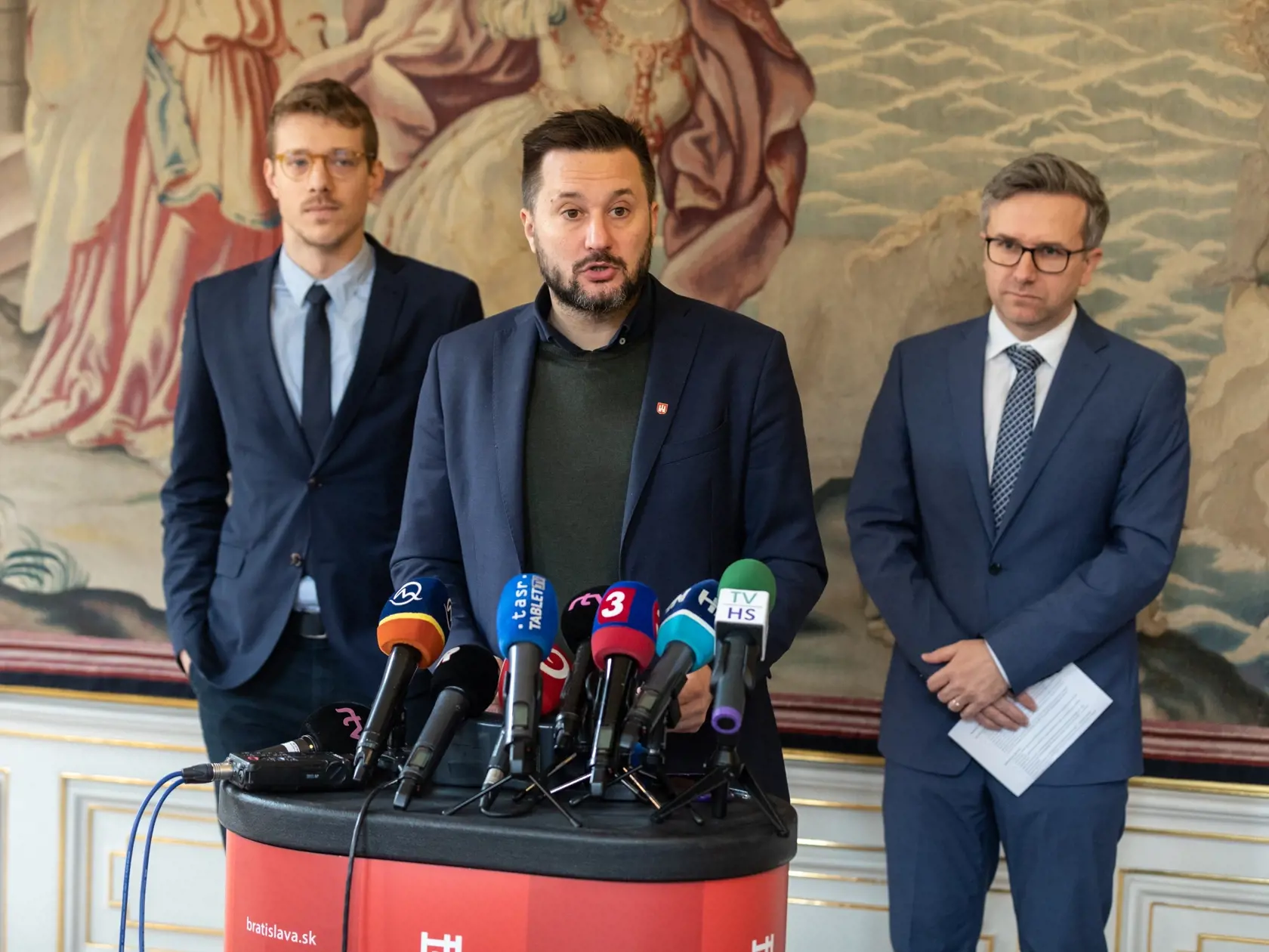 Tlačová konferencia Matúša Valla v Primacionálnom paláci k dlžníkom Bratislavy.