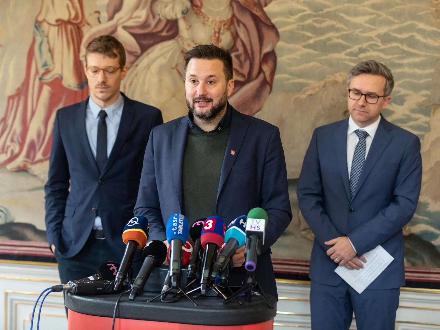 Tlačová konferencia Matúša Valla v Primacionálnom paláci k dlžníkom Bratislavy.