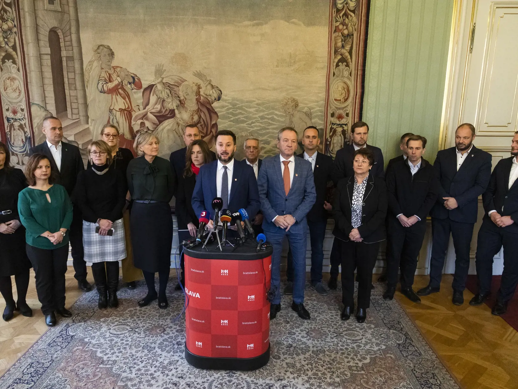 Na snímke primátor Bratislavy Matúš Vallo (uprostred) a starostovia a starostky bratislavských mestských častí počas tlačovej konferencie o daniach z nehnuteľností 5. decembra 2019 v Bratislave. FOTO TASR - Jaroslav Novák
