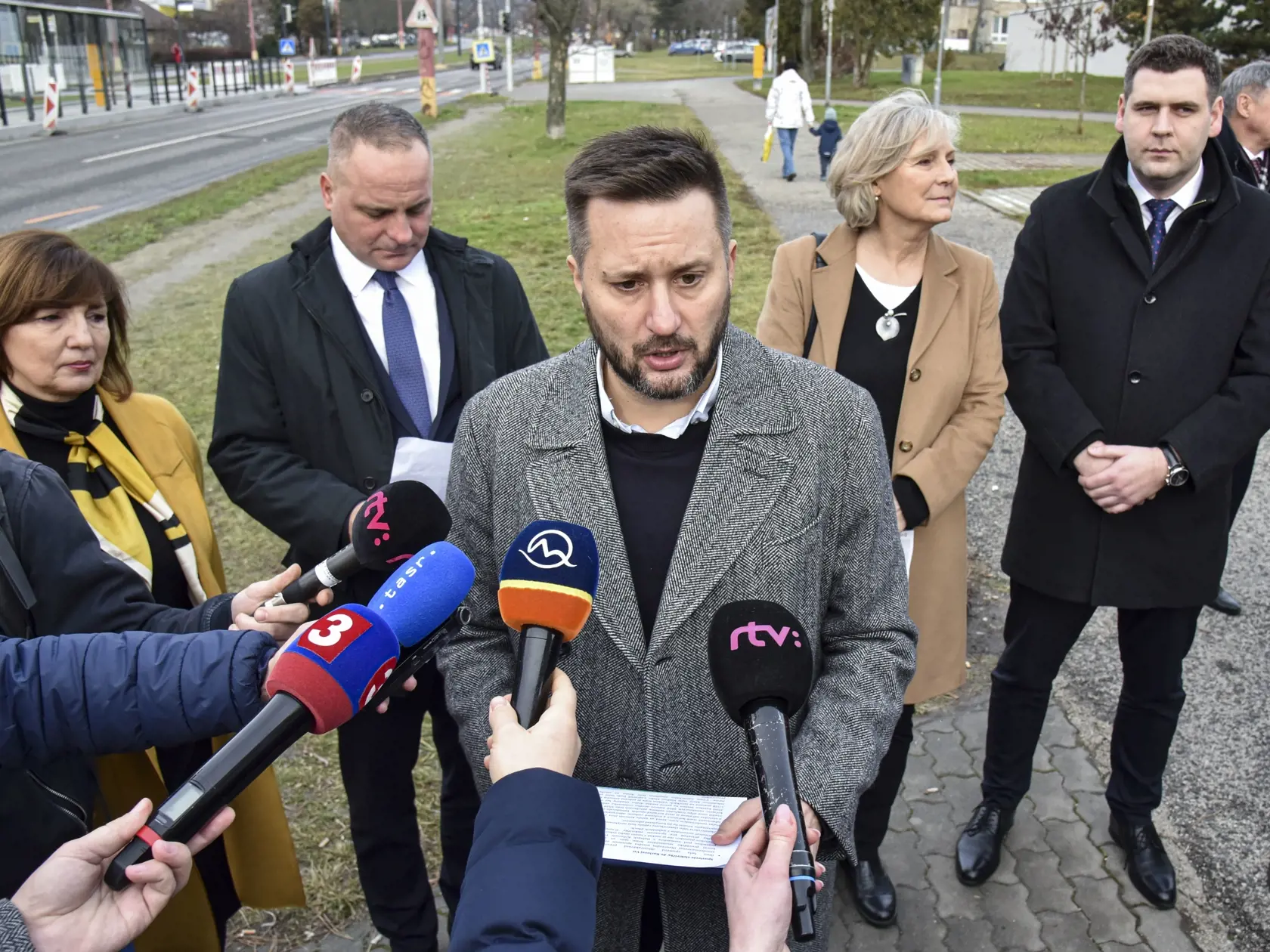 Na snímke v popredí primátor hlavného mesta SR Bratislava Matúš Vallo, v pozadí zľava starostka mestskej časti Bratislava - Karlova Ves Dana Čahojová, predseda Bratislavského samosprávneho kraja Juraj Droba, 1. námestníčka primátora hlavného mesta SR Bratislava Tatiana Kratochvílová, šéf Dopravného podniku Bratislava Martin Rybanský počas tlačového brífingu k začatiu prevádzky električky na zmodernizovanom úseku trate po obratisko v Karlovej Vsi, 19. decembra 2019 v Bratislave. FOTO TASR - Pavol