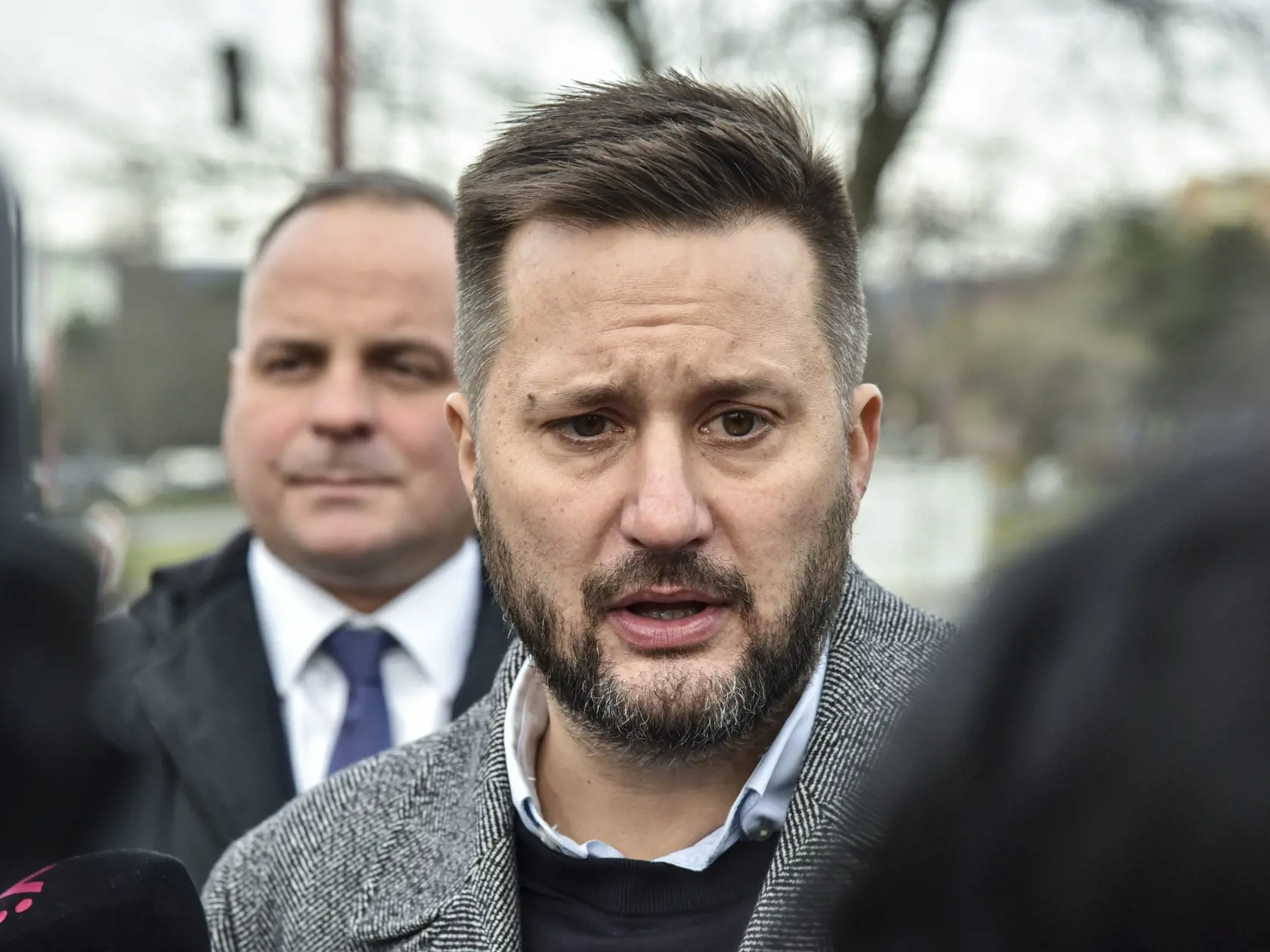 Na snímke v popredí primátor hlavného mesta SR Bratislava Matúš Vallo, v pozadí predseda Bratislavského samosprávneho kraja Juraj Droba počas tlačového brífingu k začatiu prevádzky električky na zmodernizovanom úseku trate po obratisko v Karlovej Vsi, 19. decembra 2019 v Bratislave. FOTO TASR - Pavol Zachar