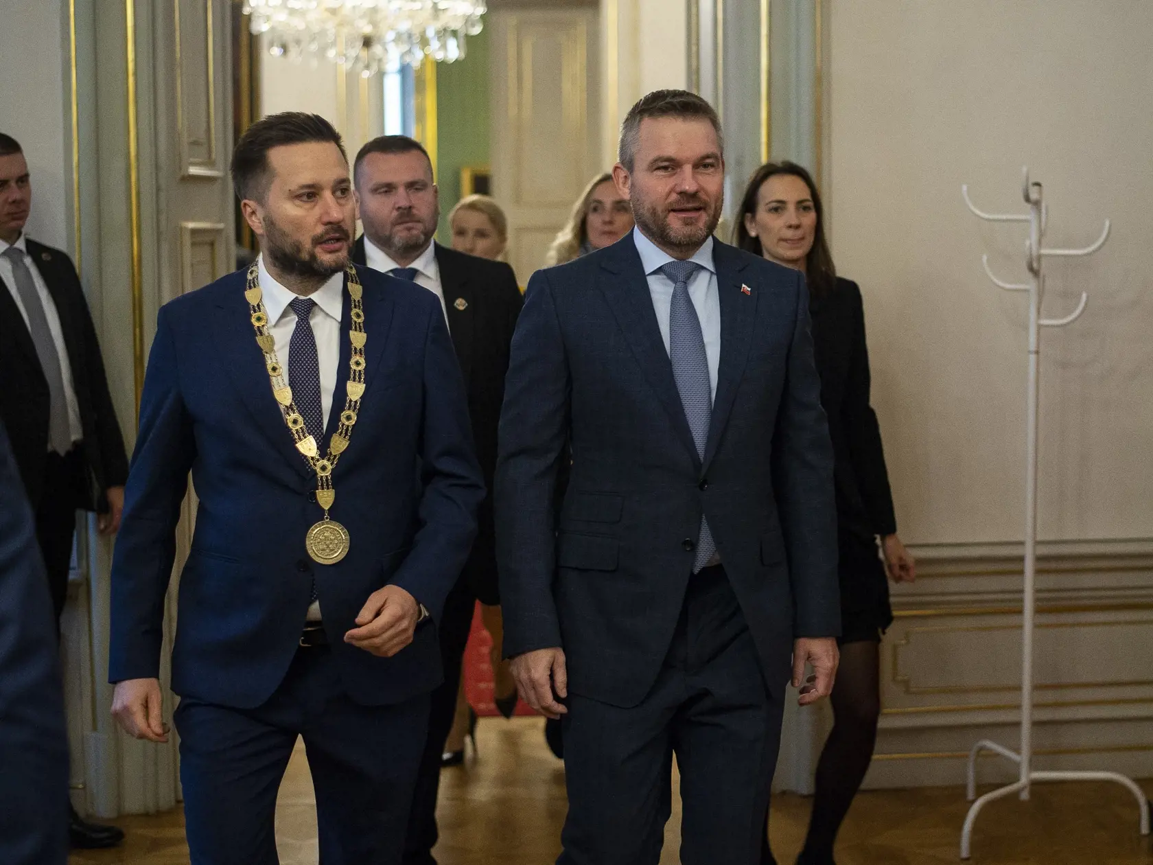 Na snímke vľavo primátor Bratislavy Matúš Vallo a vpravo predseda vlády SR Peter Pellegrini prichádzajú na rokovanie 186. schôdze vlády do Zrkadlovej sály Primaciálneho paláca v Bratislave 27. novembra 2019. Členovia kabinetu budú so zástupcami bratislavského magistrátu hovoriť o riešení aktuálnych potrieb Bratislavy ako hlavného mesta SR. FOTO TASR - Jakub Kotian