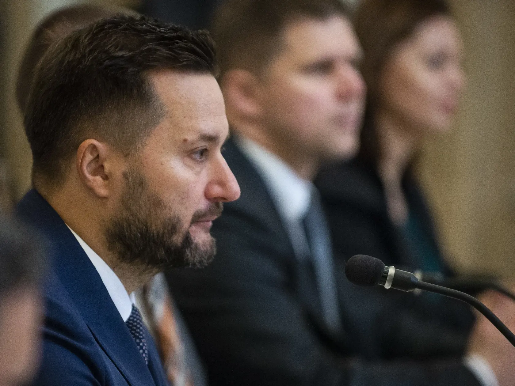 Na snímke primátor Bratislavy Matúš Vallo počas rokovania 186. schôdze vlády do Zrkadlovej sály Primaciálneho paláca v Bratislave 27. novembra 2019. Členovia kabinetu rokovali so zástupcami bratislavského magistrátu o riešení aktuálnych potrieb Bratislavy ako hlavného mesta SR. FOTO TASR - Jakub Kotian