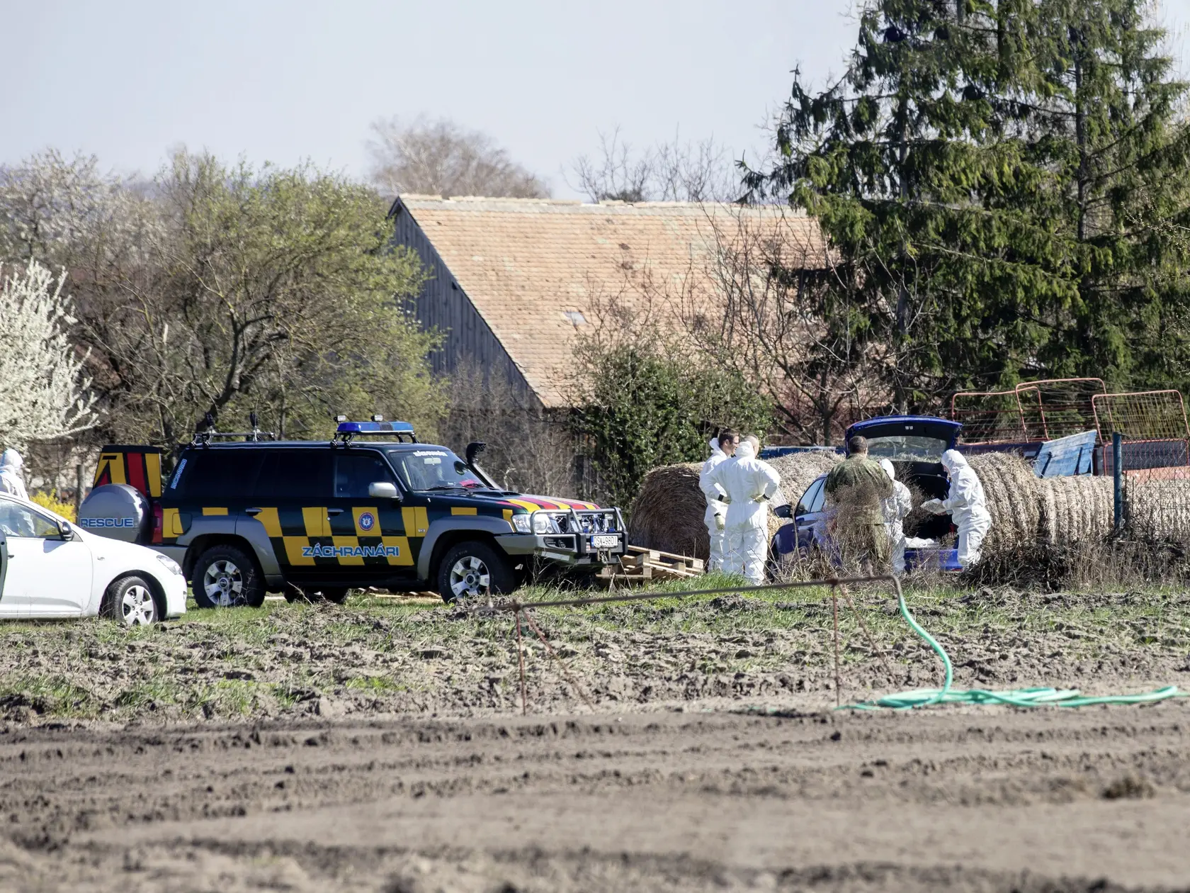 Prasatá to už majú zrátané. Moment tesne pred vstupom na súkromný pozemok, kde sa bude utrácať domáci chov. Na pomoc prišli aj záchranári a policajti.