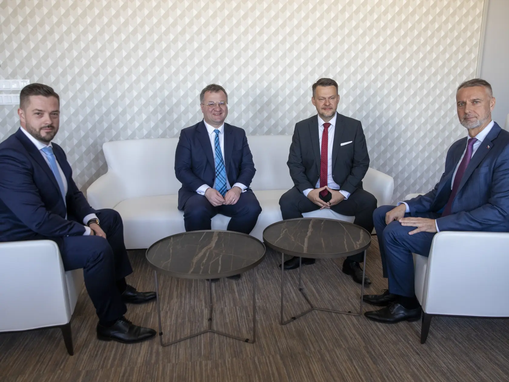 Na snimke je príchod nového ministra investícií, regionálneho rozvoja a informatizácie, MIRRI, Samuela Migaľa.
Úrad odovzdáva Richard Raši, 
Vpravo stojí tajomník Radomír Šalitroš