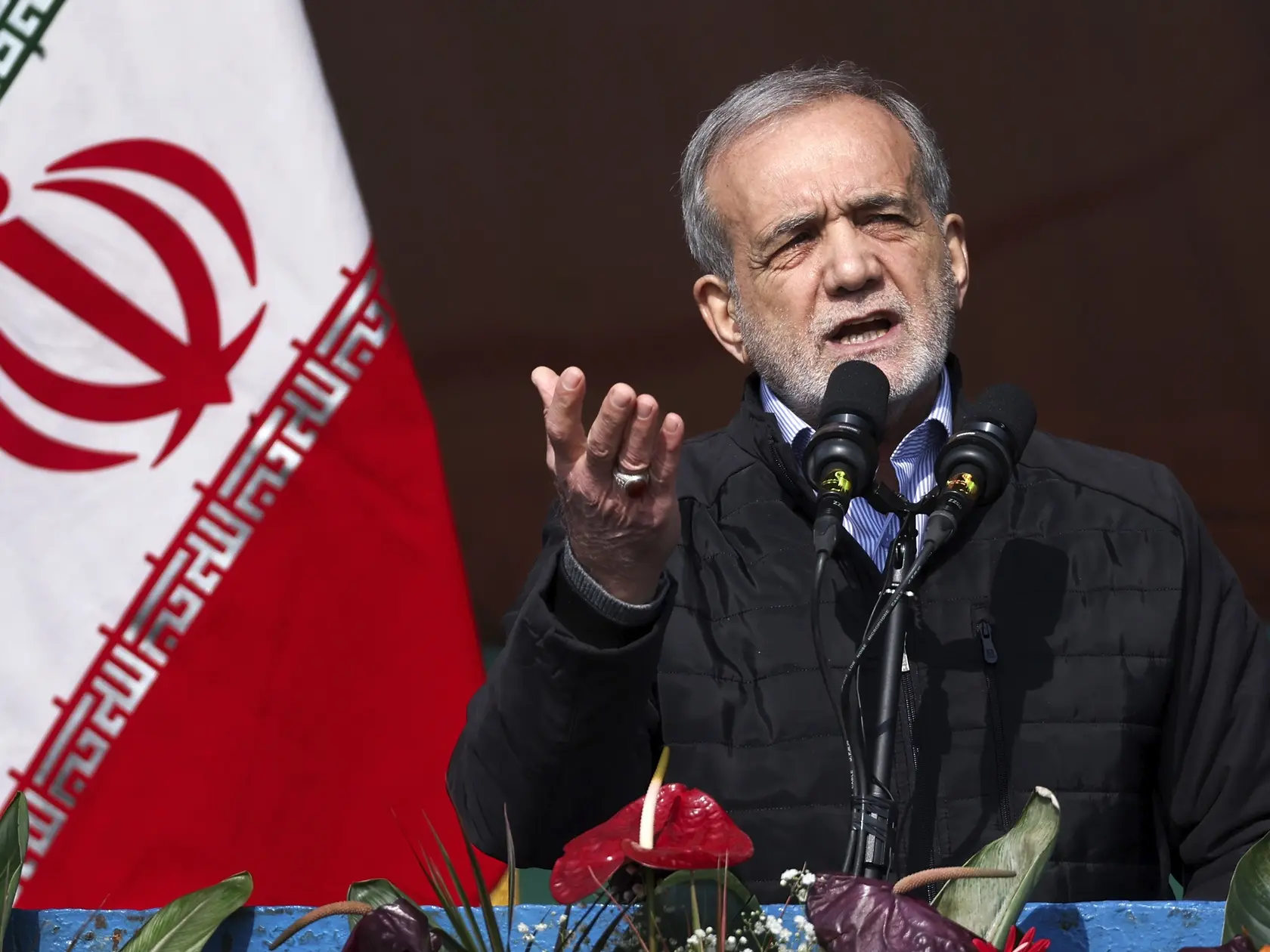 WA 70 archív Teherán - Na archívnej snímke z 10. februára 2025 iránsky prezident Mahmúd Pezeškiján gestikuluje počas zhromaždenia v Teheráne. Irán odmietol priame rokovania so Spojenými štátmi o svojom jadrovom programe, povedal v nedeľu 30. marca 2025 prezident Mahmúd Pezeškiján. Ide o prvé oficiálne potvrdenie reakcie Teheránu na list od amerického prezidenta Donalda Trumpa, v ktorom vyjadril zámer rokovať o novej jadrovej dohode. Vyjadrenie Pezeškijána podľa agentúry AP naznačuje, že napätie medzi Iránom a USA sa môže ďalej zvyšovať, píše TASR. FOTO TASR/AP 

FILE - In this photo released by the Iranian Presidency Office, President Masoud Pezeshkian speaks during a rally commemorating anniversary of 1979 Islamic Revolution that toppled the late pro-U.S. Shah Mohammad Reza Pahlavi and brought Islamic clerics to power, in Tehran, Iran, Monday, Feb. 10, 2025. (Iranian Presidency Office via AP, file)