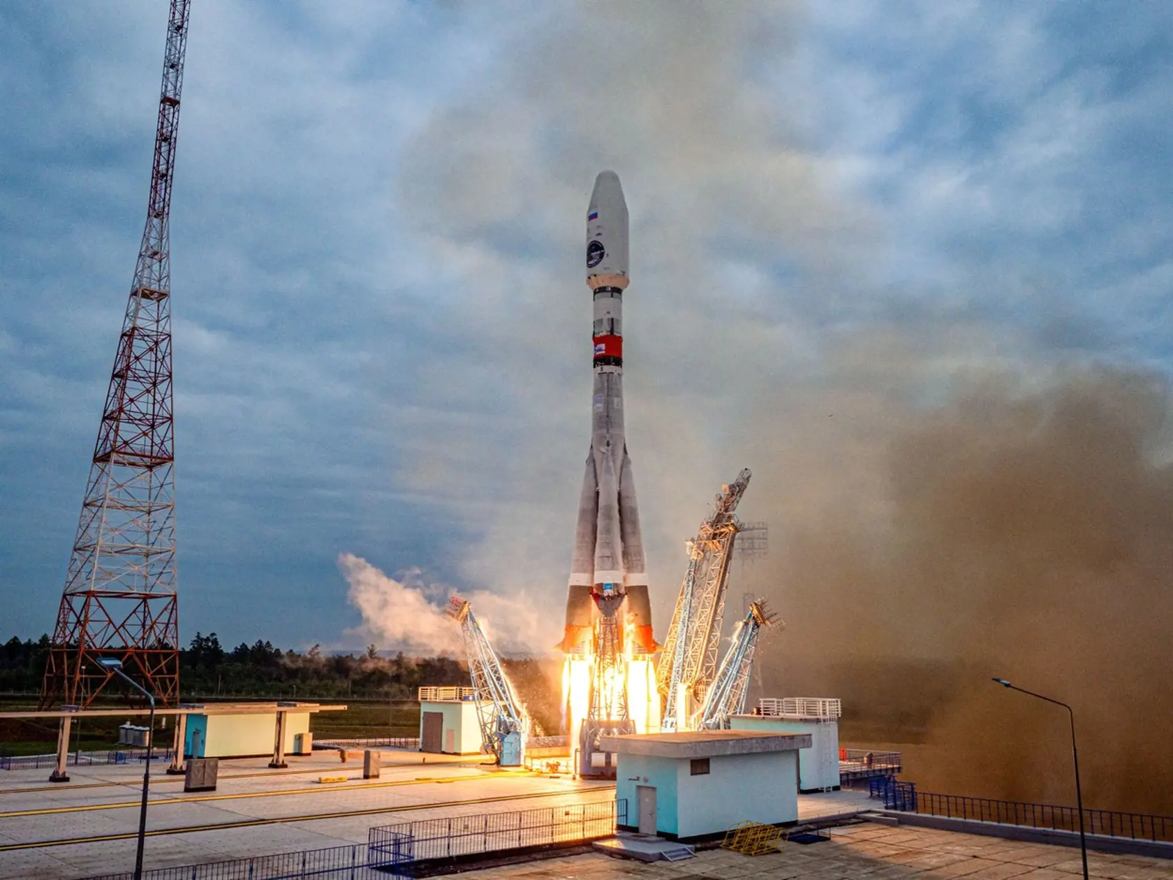 Na snímke ruská raketa Sojuz štartuje svoju lunárnu misiu na južný pól Mesiaca z kozmodrómu Vostočnyj na východe Ruska 11. augusta 2023.