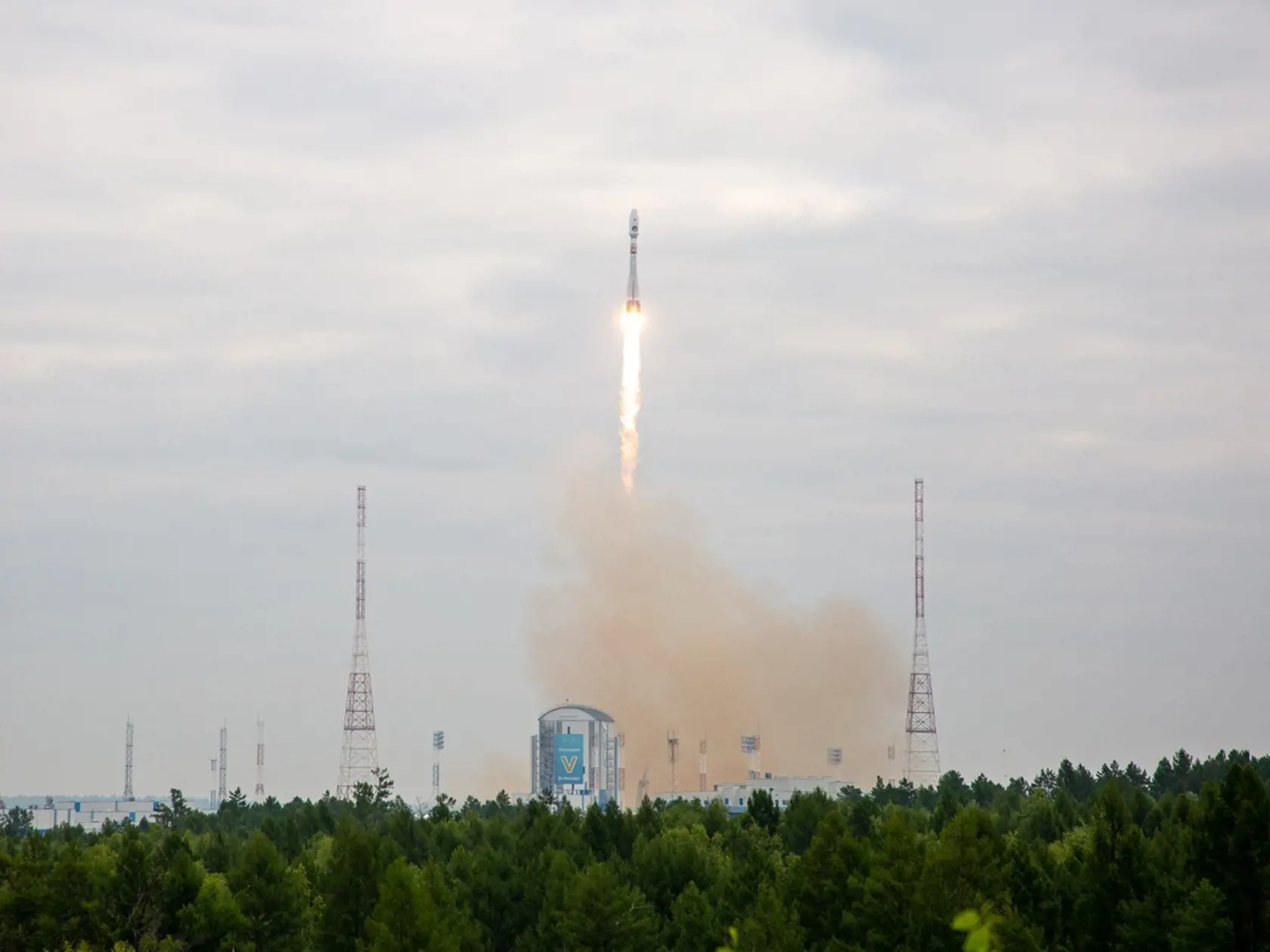 Na snímke ruská raketa Sojuz štartuje svoju lunárnu misiu na južný pól Mesiaca z kozmodrómu Vostočnyj na východe Ruska 11. augusta 2023.